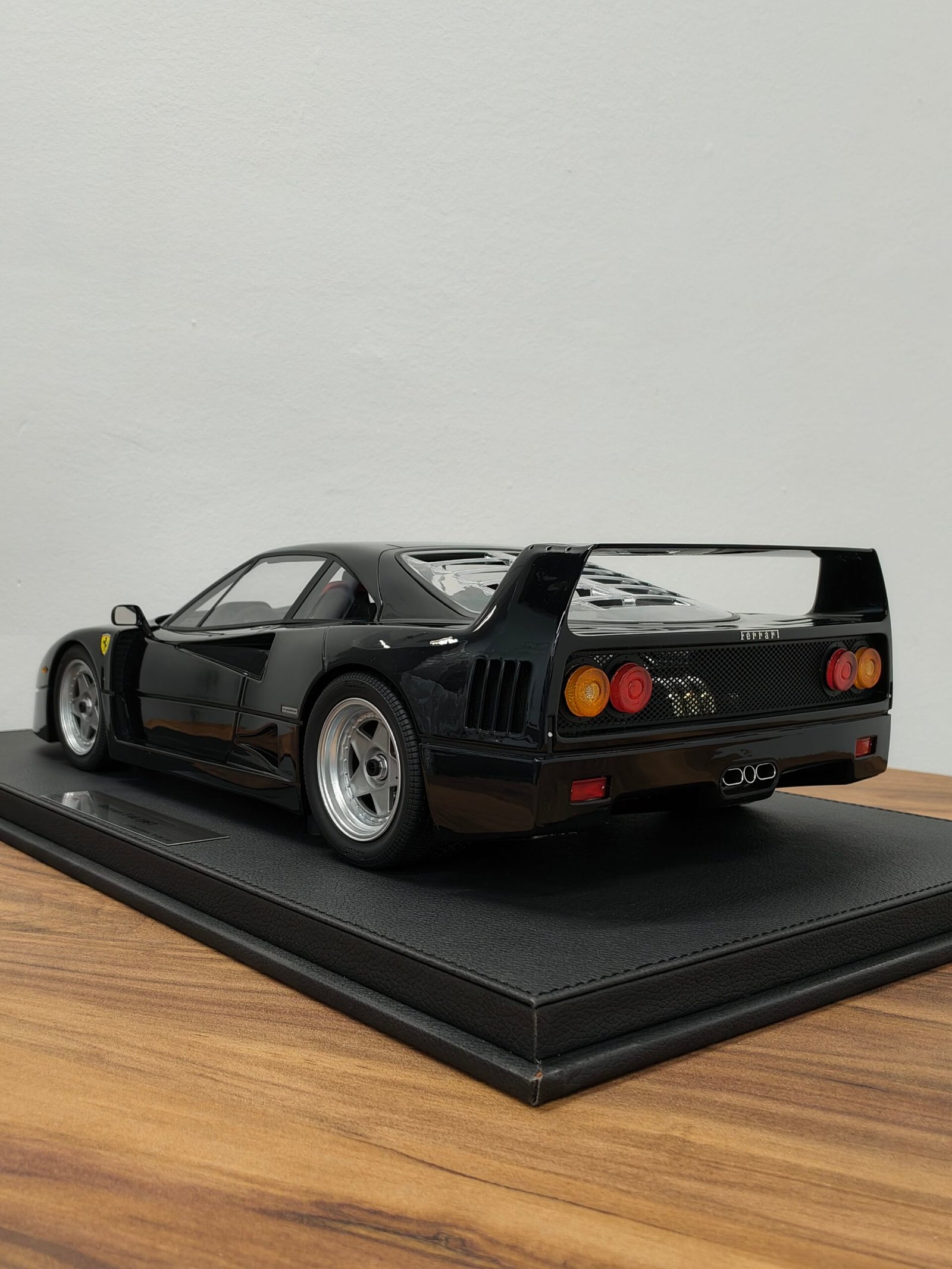 Ferrari F40 1987 Black 1:10 - Image 4