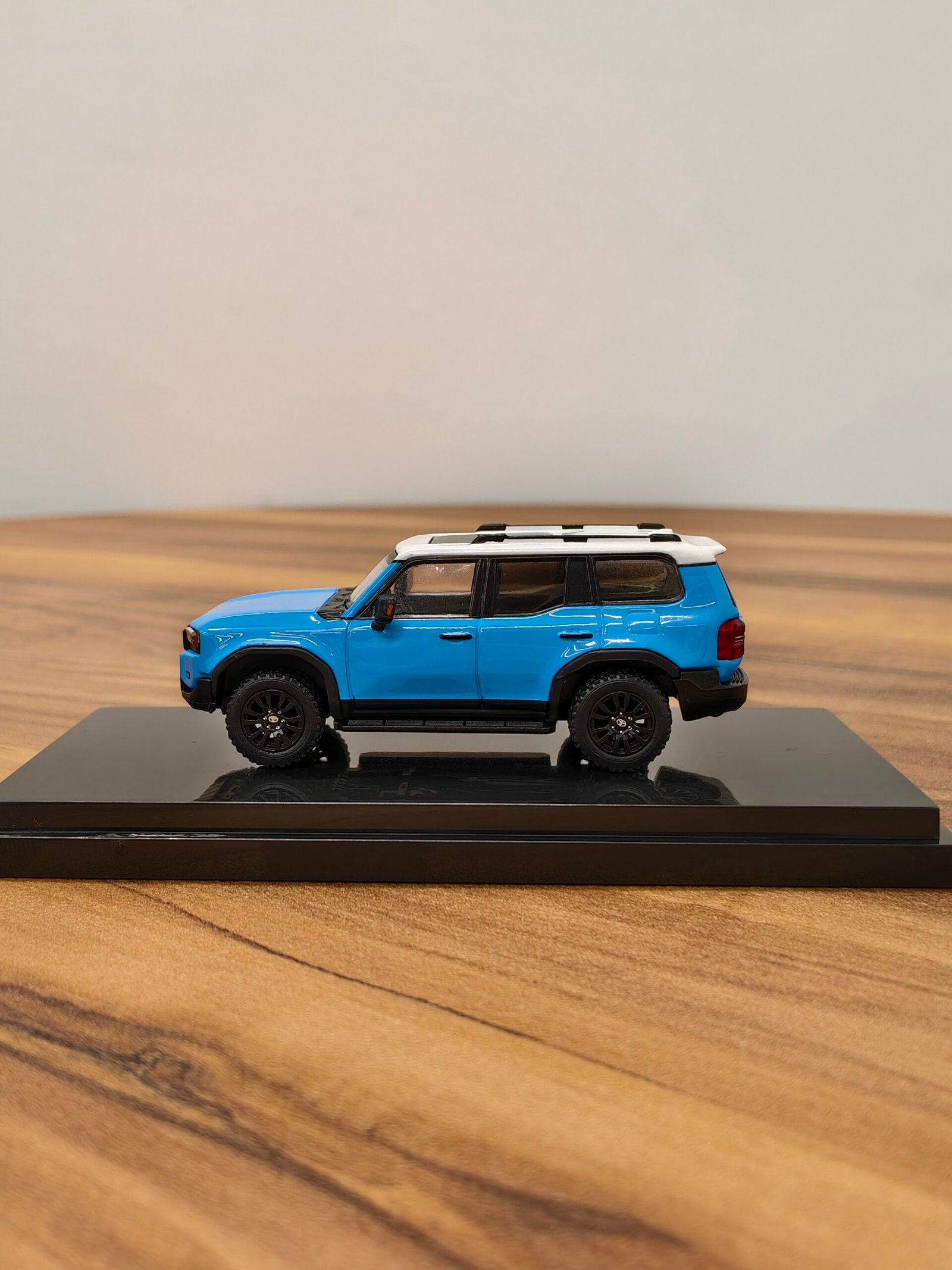 Toyota Land Cruiser 250 Prado (Blue) 1:64 - Image 3