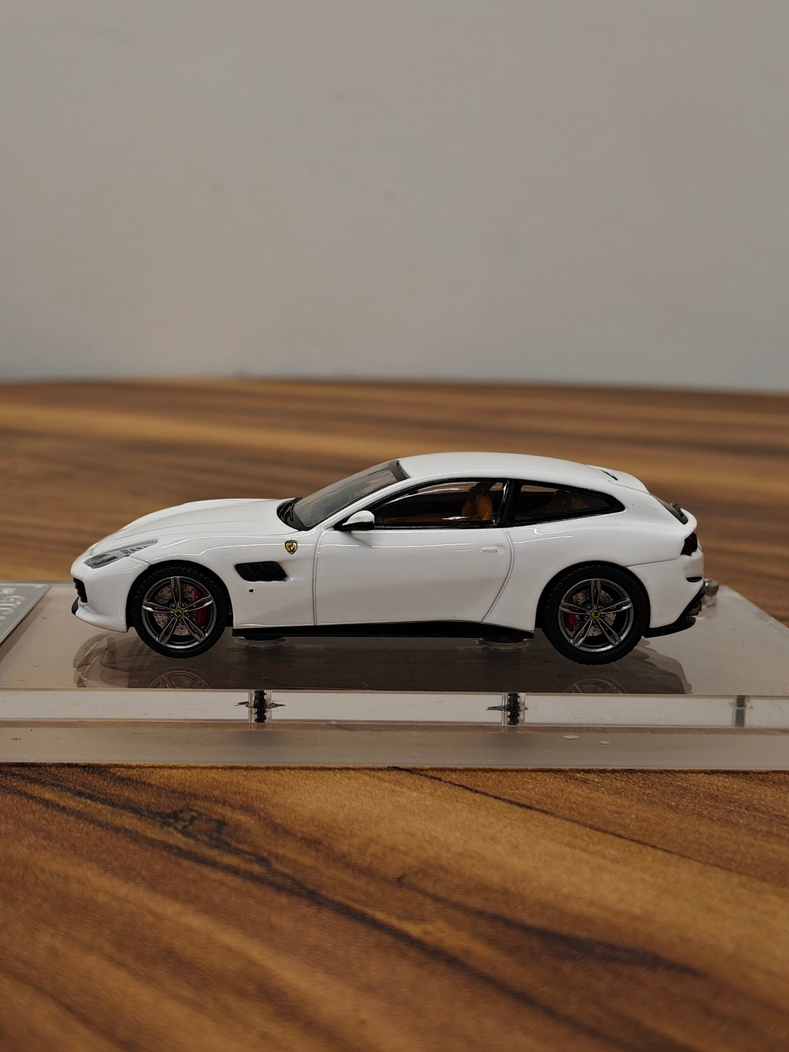 Ferrari GTC4 Lusso Phantom Knights (White) 1:64 - Image 3