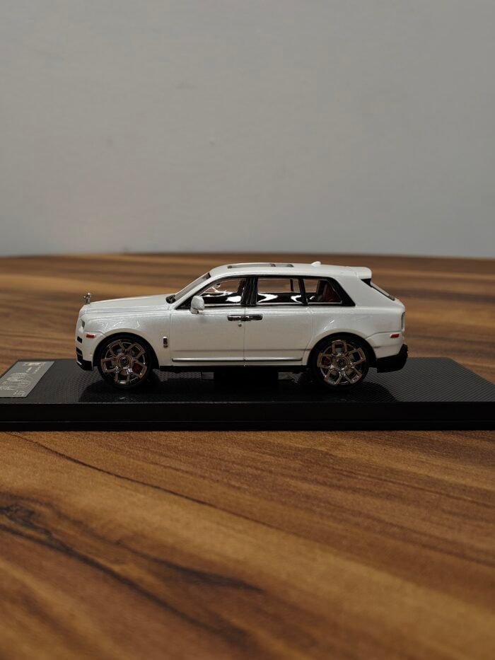 Rolls Royce Cullinan 1:64 - Image 3