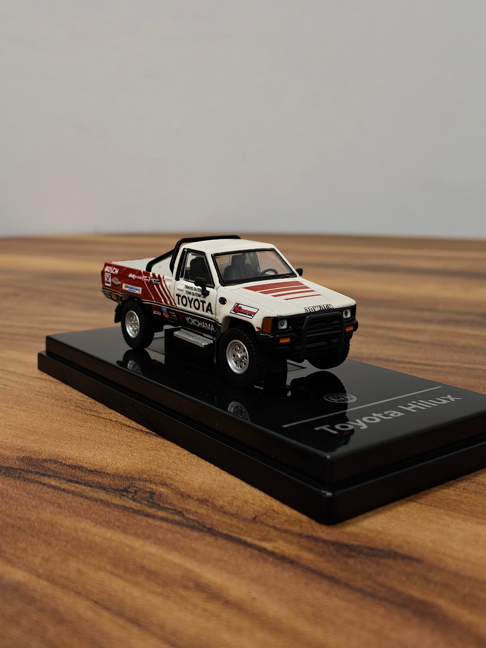 1985 Toyota Hilux Single Cab-Class 7s White & Red 1:64 - Image 2