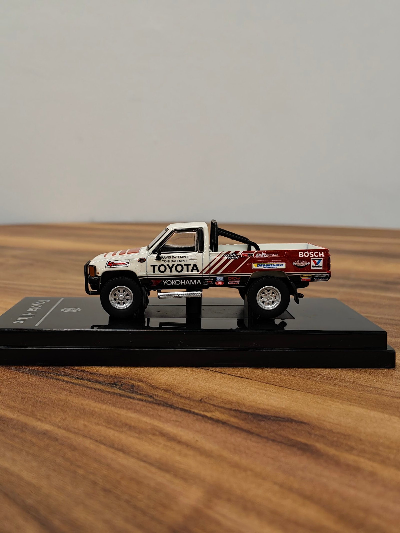 1985 Toyota Hilux Single Cab-Class 7s White & Red 1:64 - Image 3