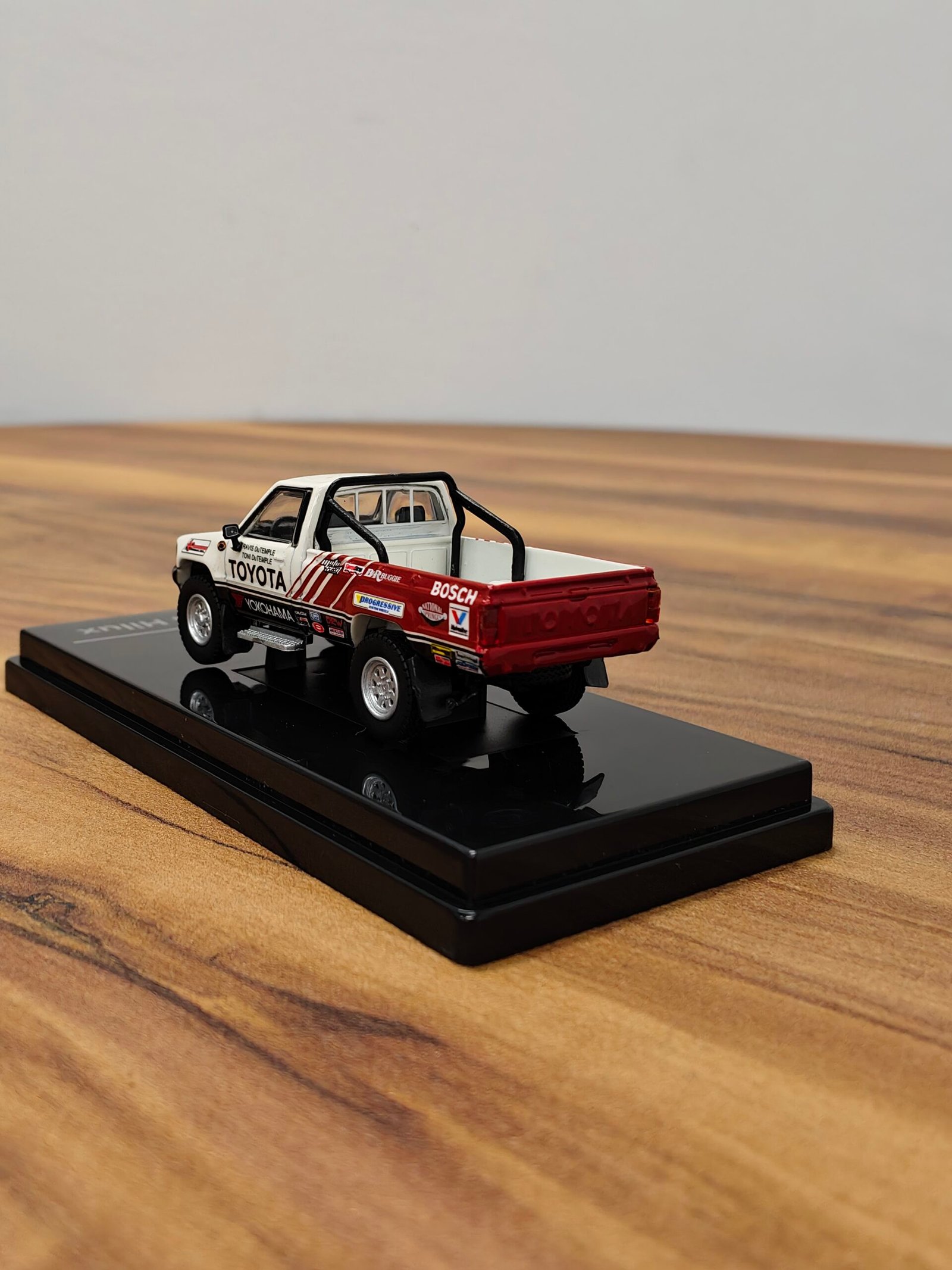 1985 Toyota Hilux Single Cab-Class 7s White & Red 1:64 - Image 4