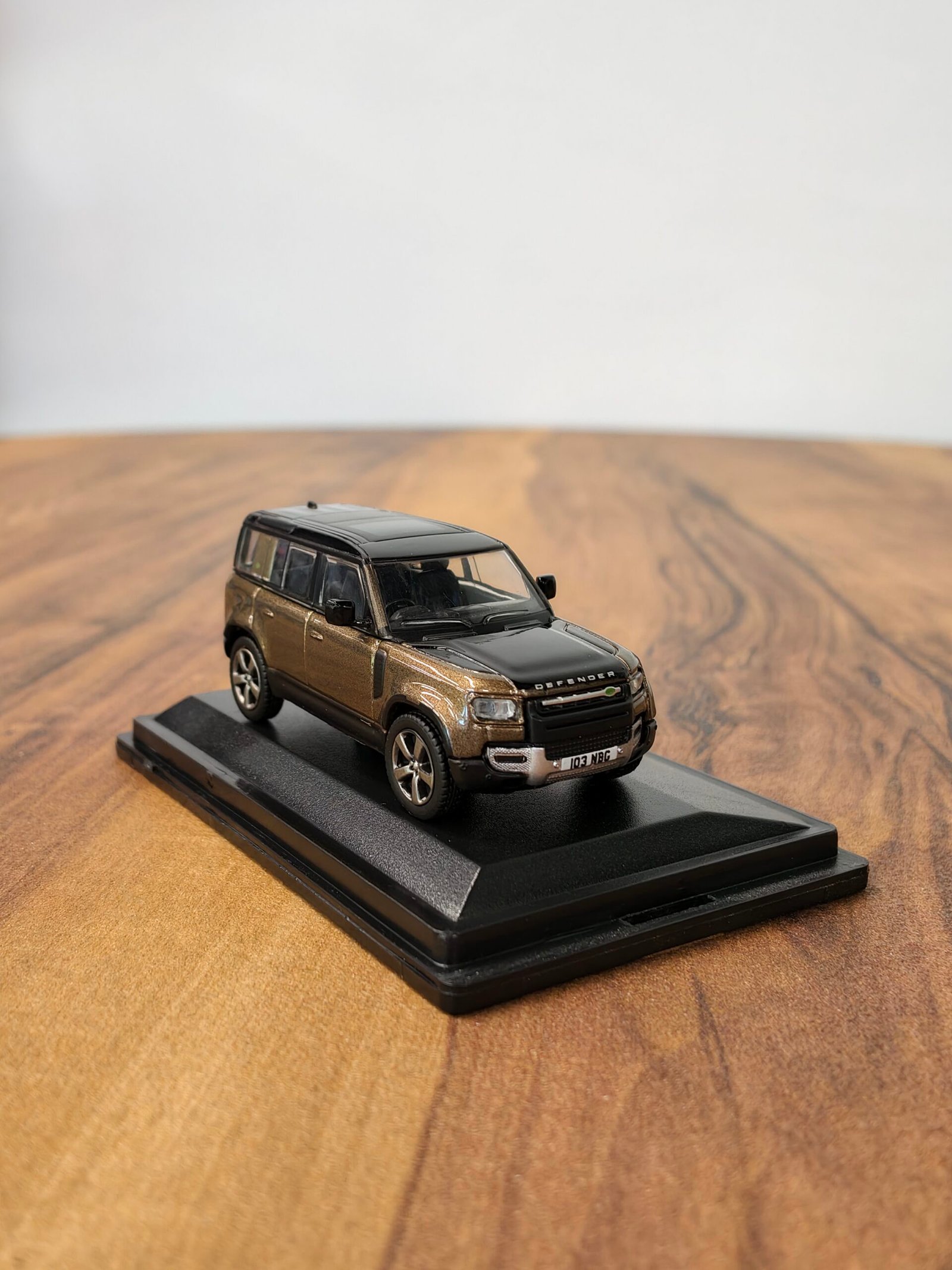 Land Rover Defender 110X Brown 1:76 - Image 2