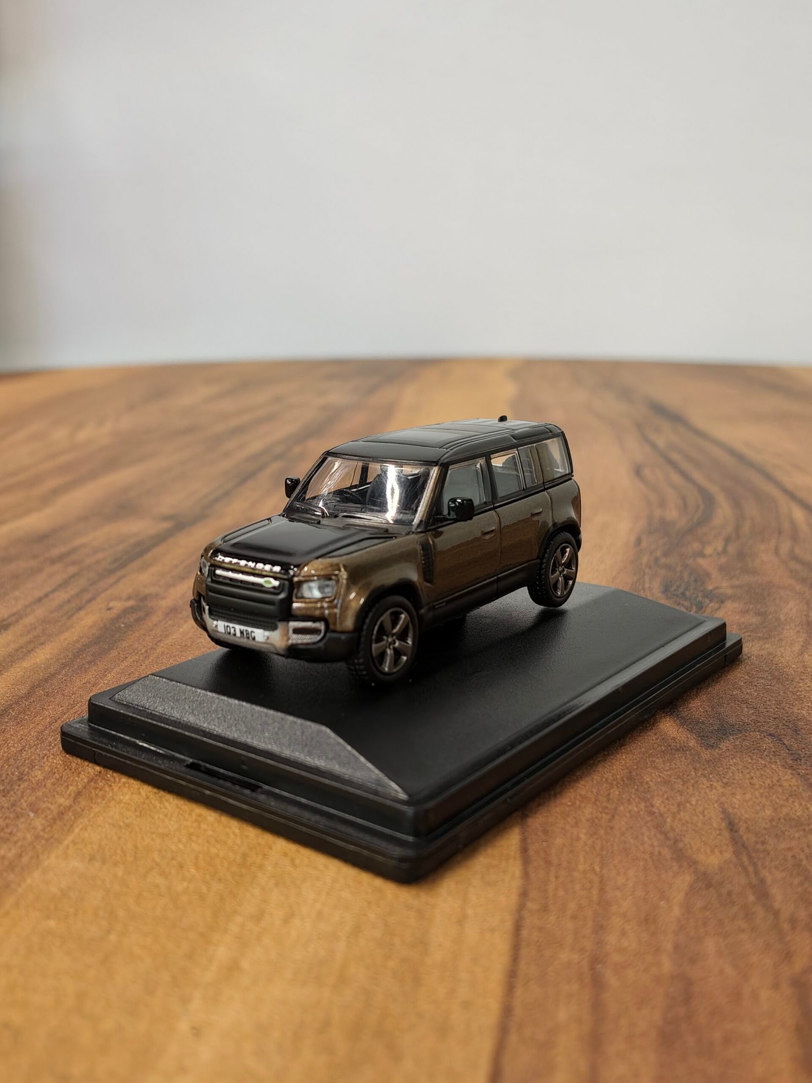 Land Rover Defender 110X Brown 1:76