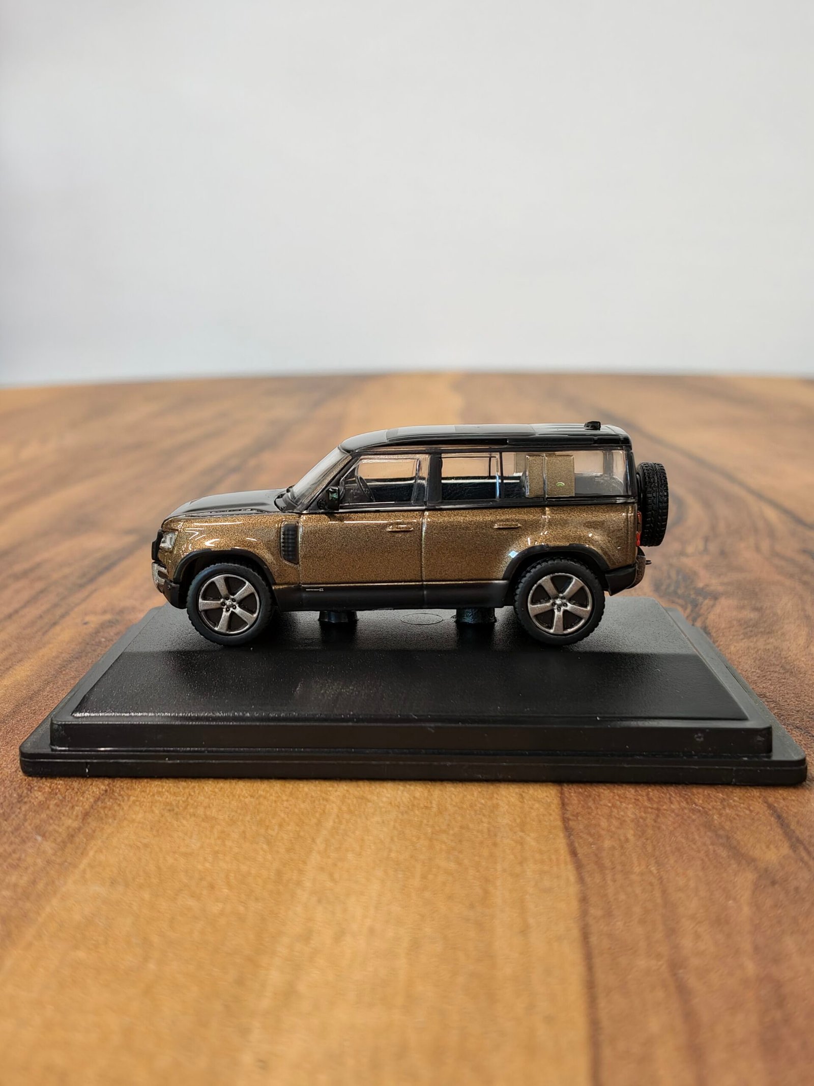Land Rover Defender 110X Brown 1:76 - Image 3