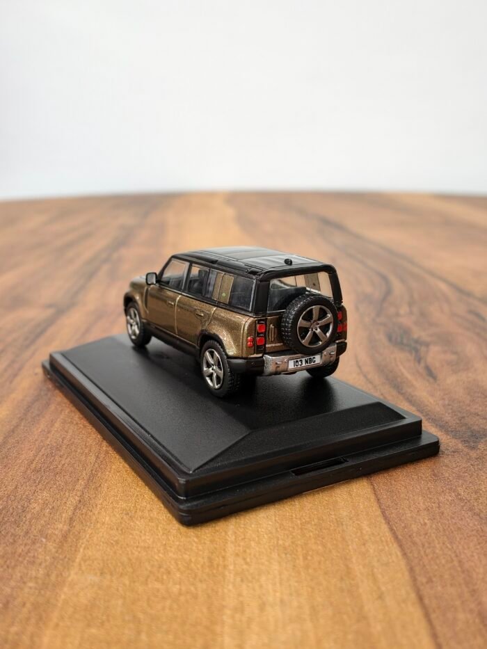Land Rover Defender 110X Brown 1:76 - Image 4