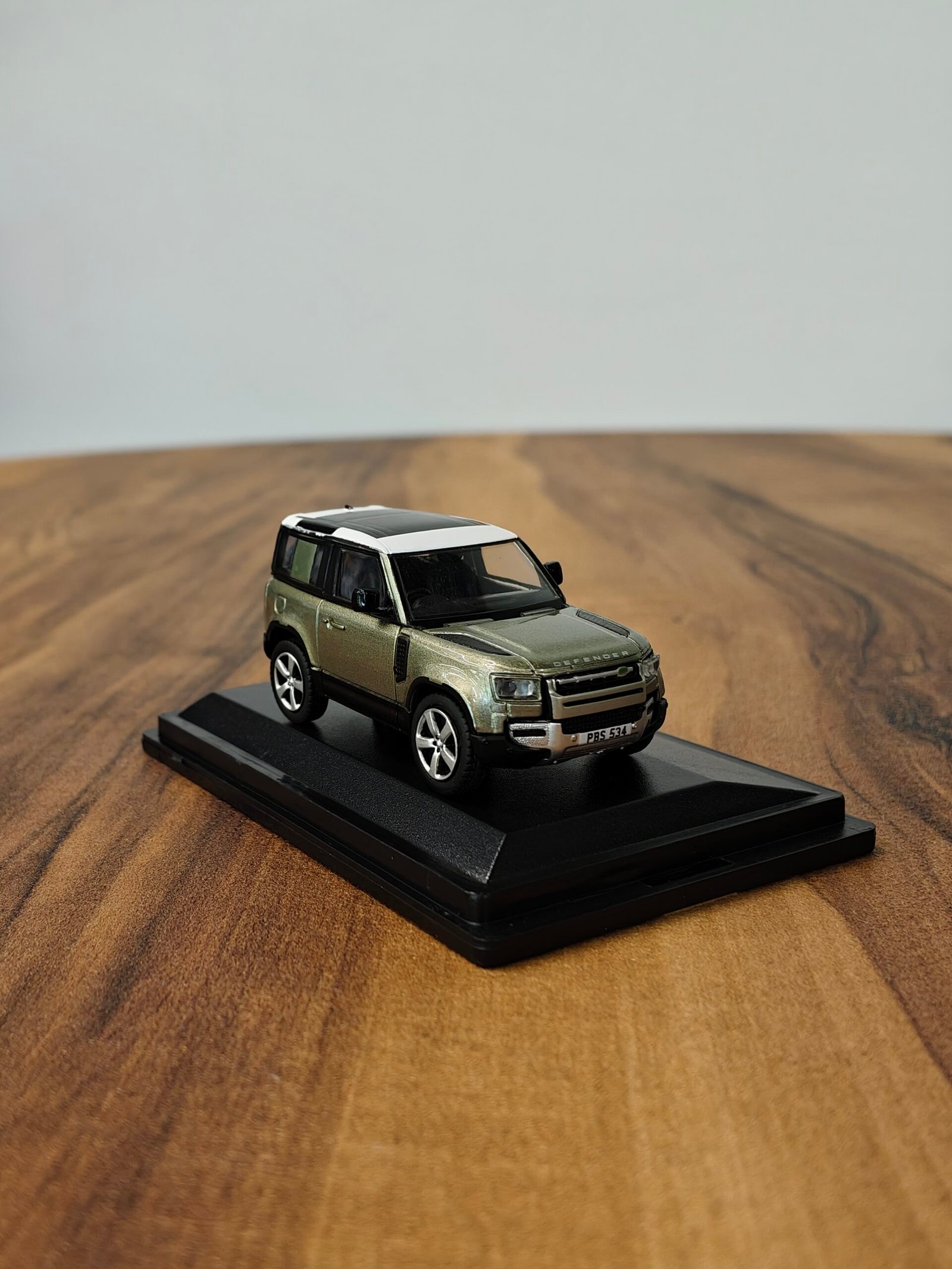 Land Rover Defender 90 Green 1:76 - Image 2