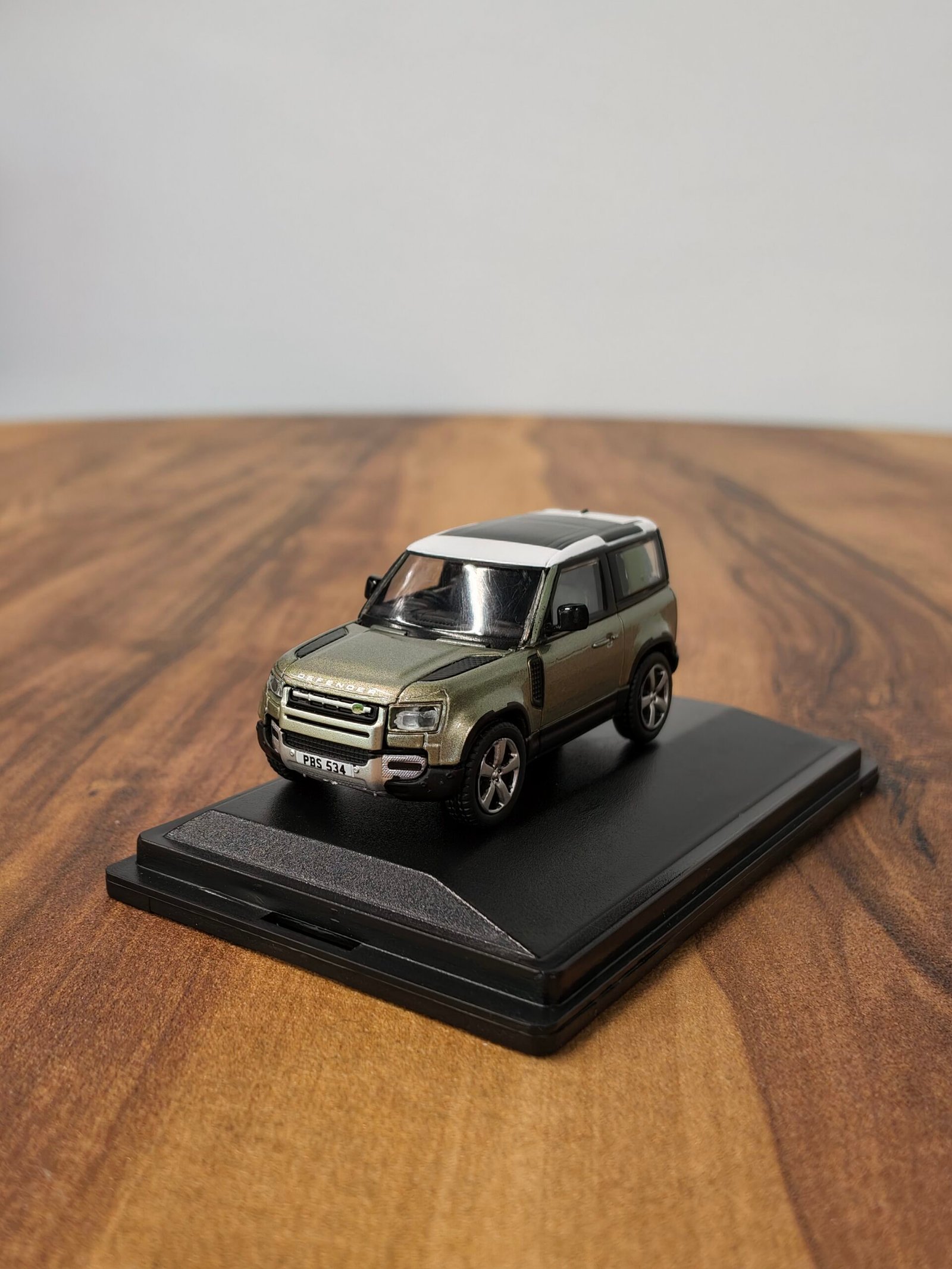 Land Rover Defender 90 Green 1:76