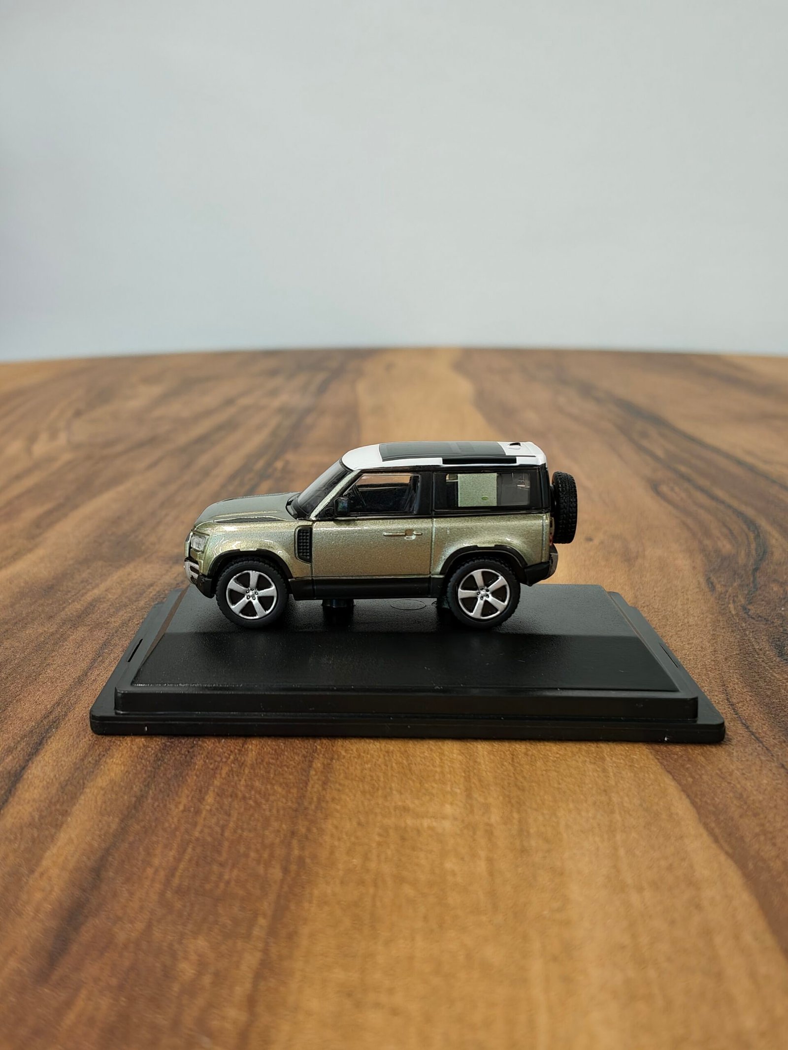 Land Rover Defender 90 Green 1:76 - Image 3