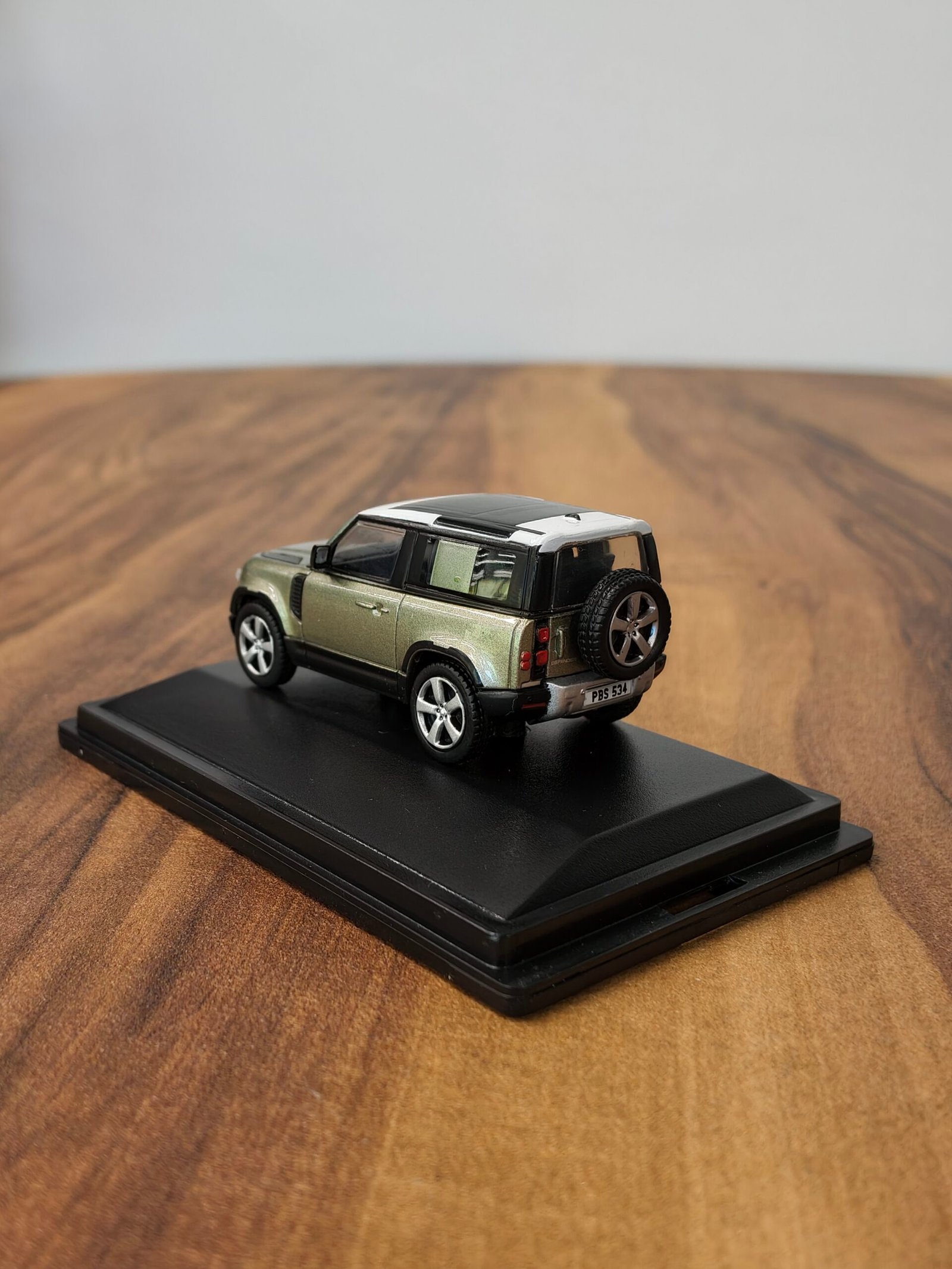 Land Rover Defender 90 Green 1:76 - Image 4