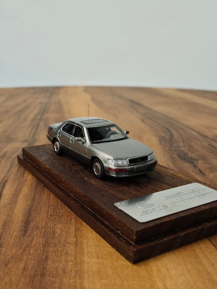 Lexus LS400 Silver 1:64 - Image 2