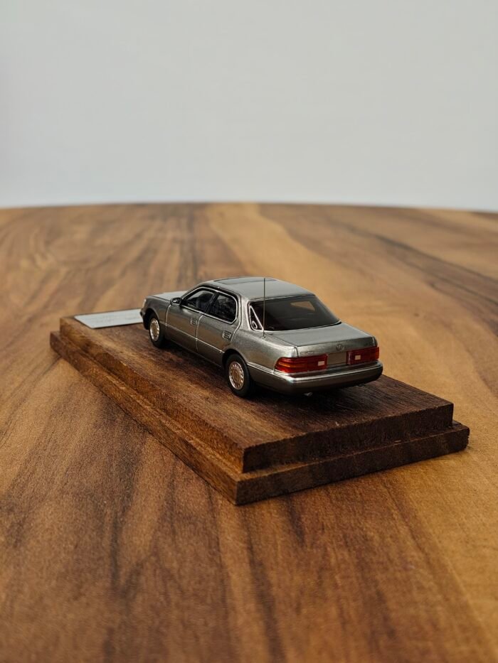 Lexus LS400 Silver 1:64 - Image 4