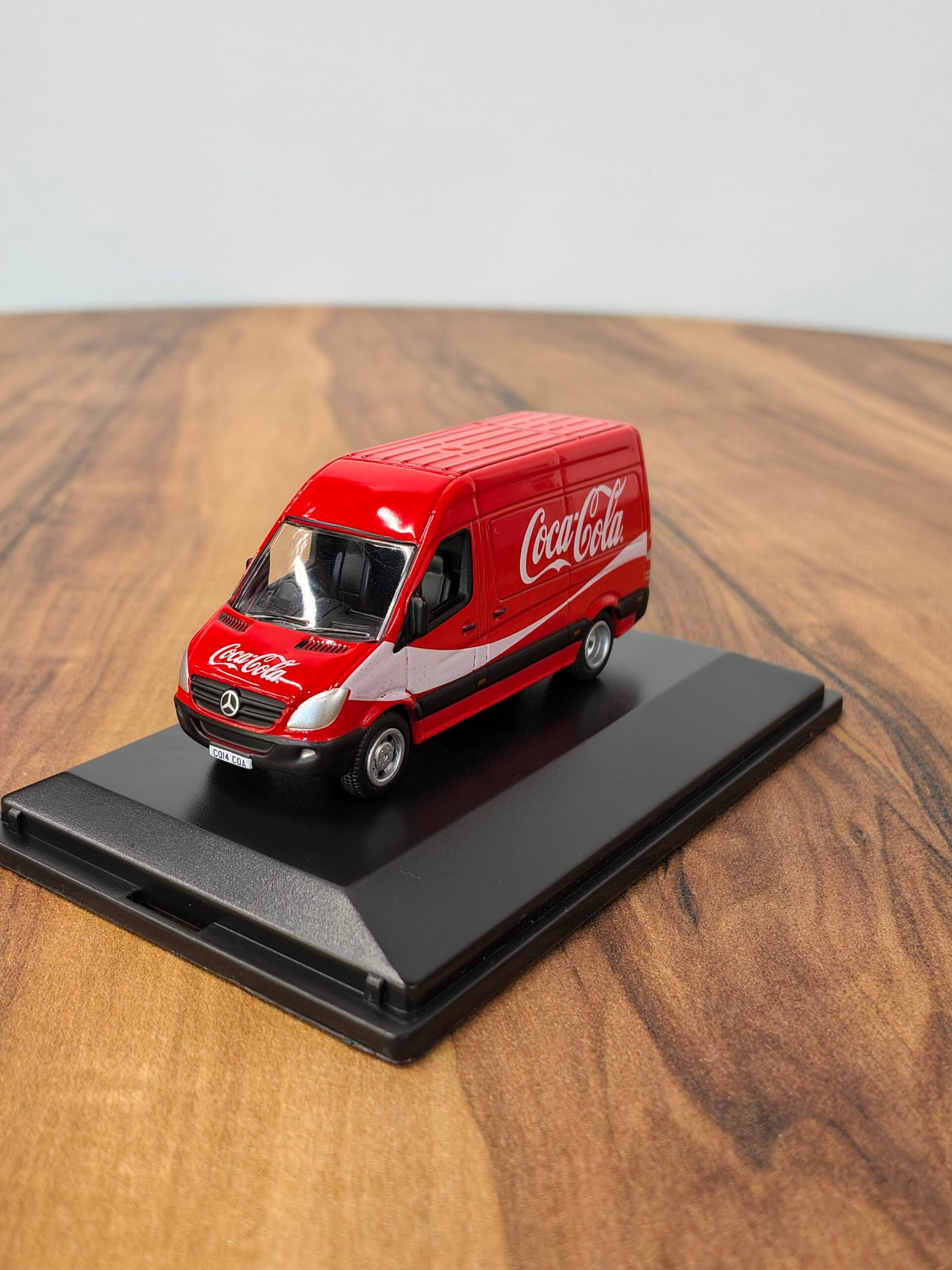 Mercedes Sprinter van coca cola  1:64