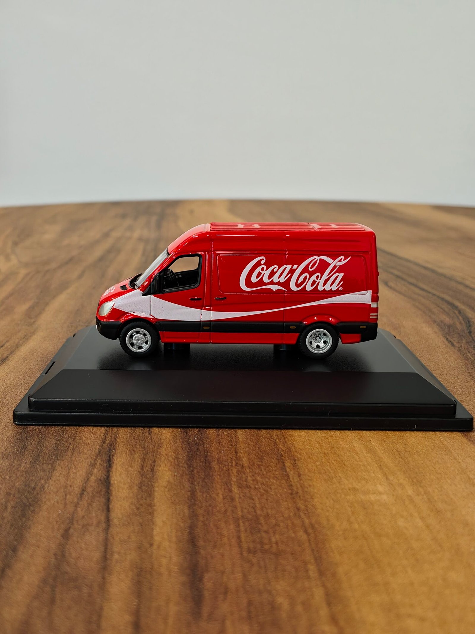 Mercedes Sprinter van coca cola  1:64 - Image 3