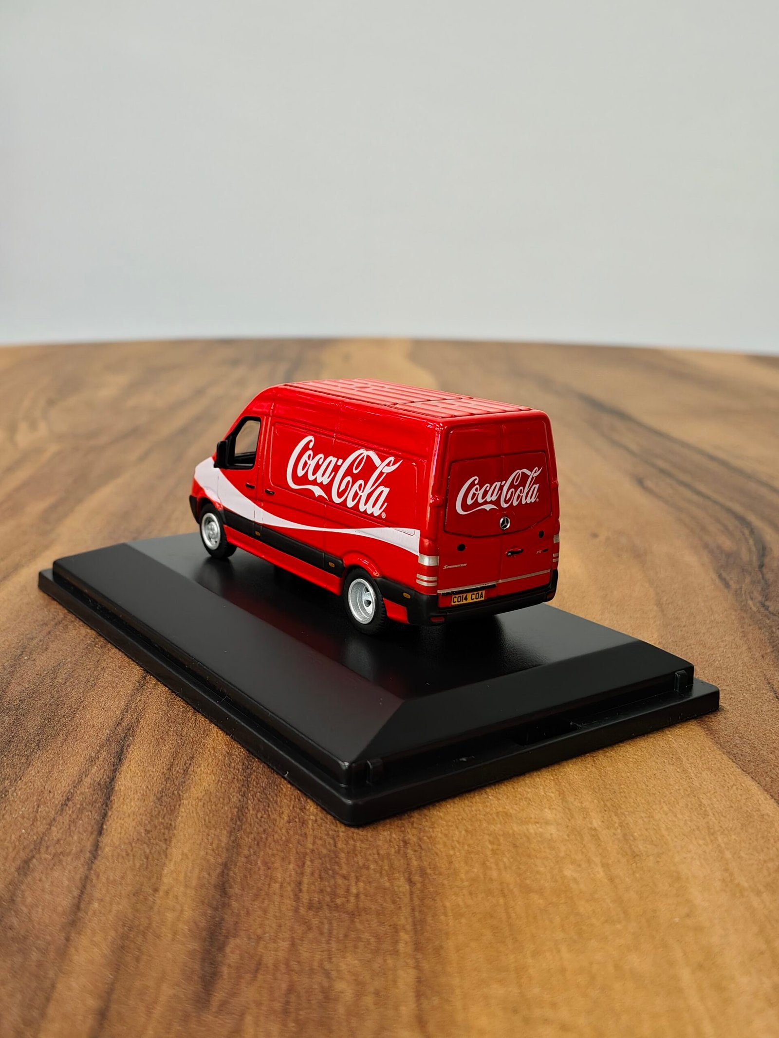 Mercedes Sprinter van coca cola  1:64 - Image 4