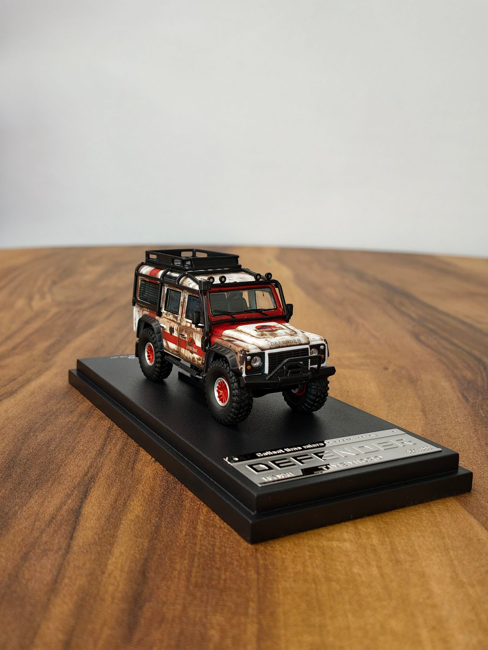 Limited Edition Land Rover Defender Jurassk Park Timemicro 1:64 White Dirty - Image 2