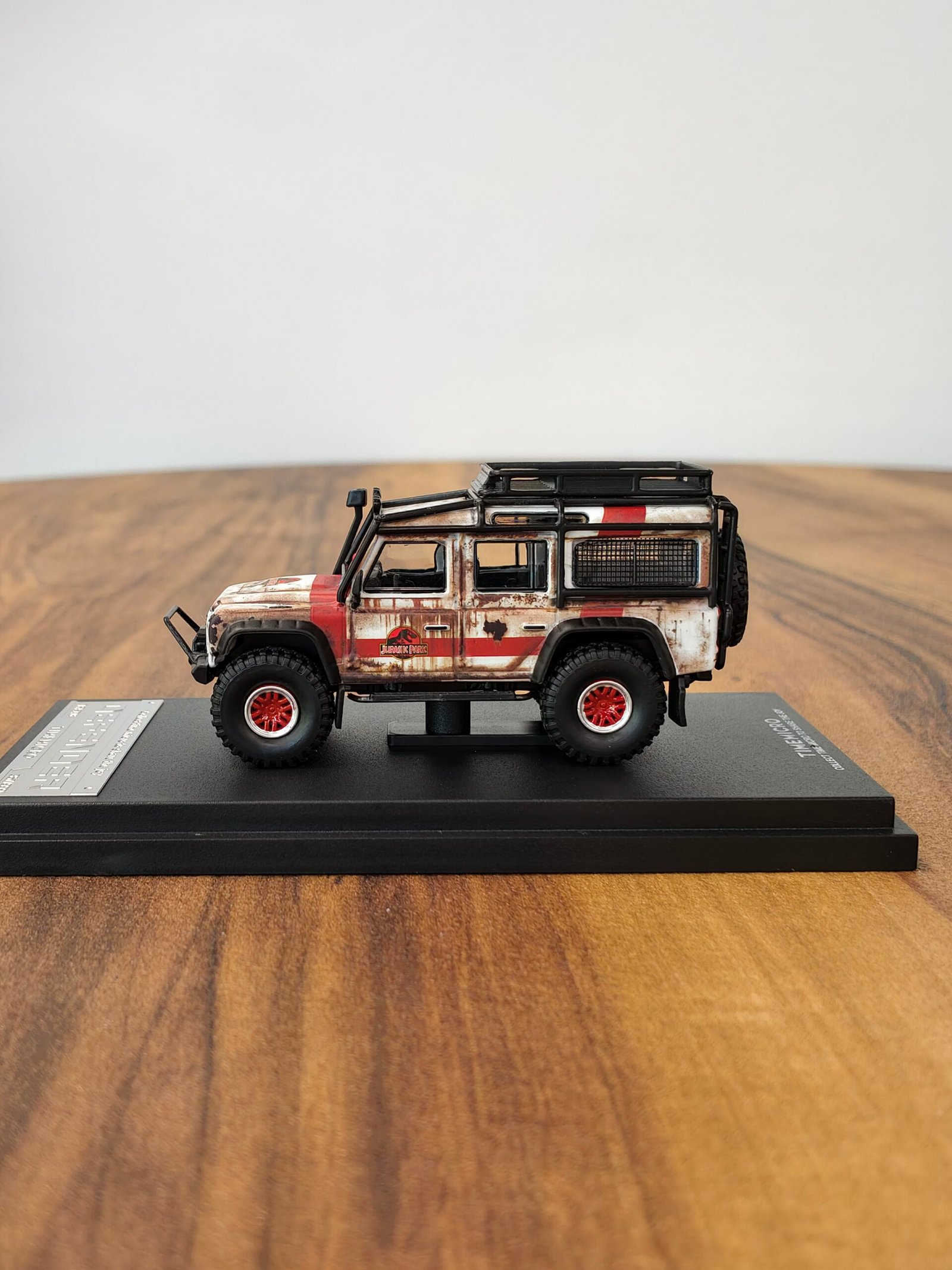 Limited Edition Land Rover Defender Jurassk Park Timemicro 1:64 White Dirty - Image 3