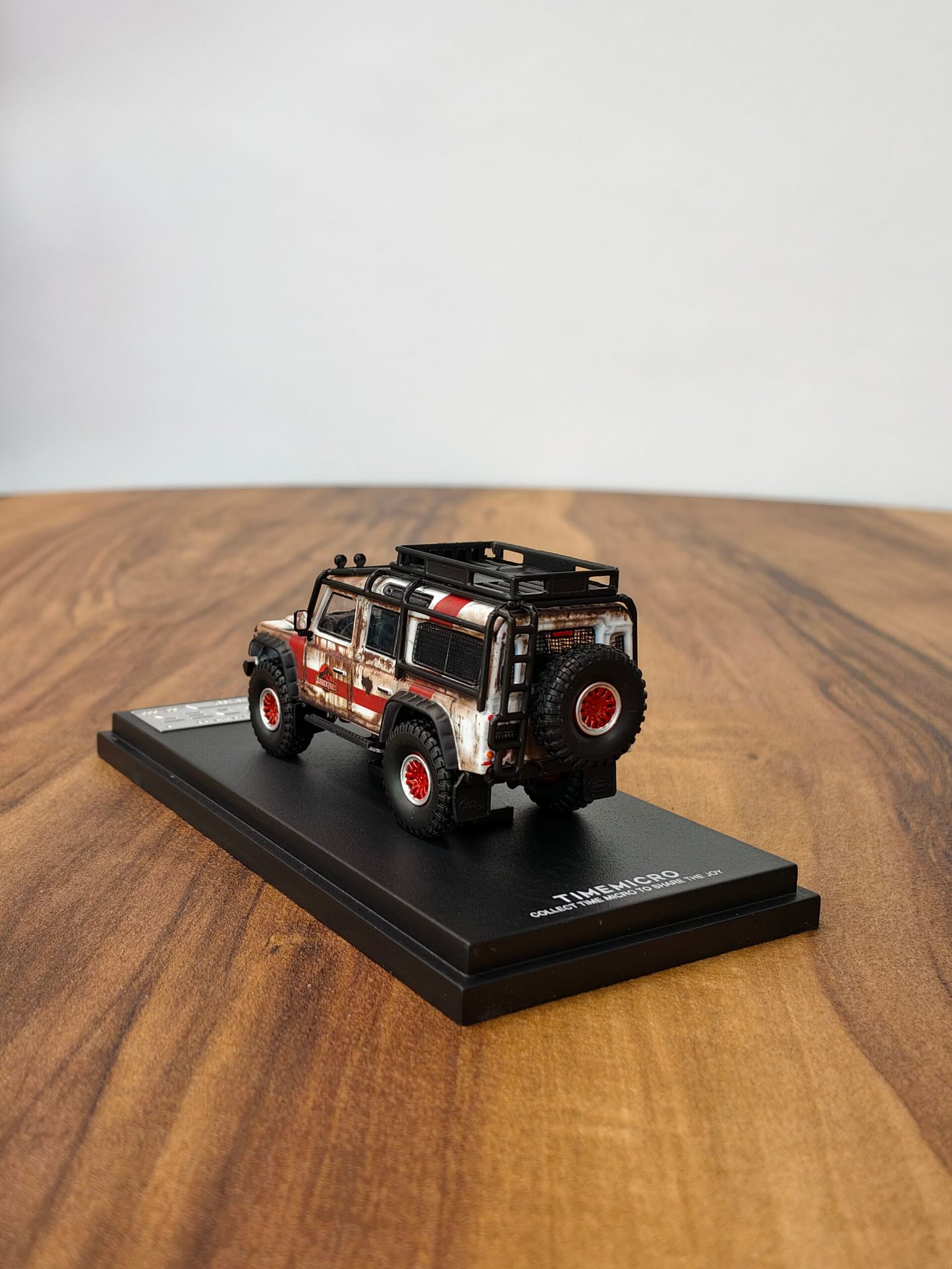 Limited Edition Land Rover Defender Jurassk Park Timemicro 1:64 White Dirty - Image 4