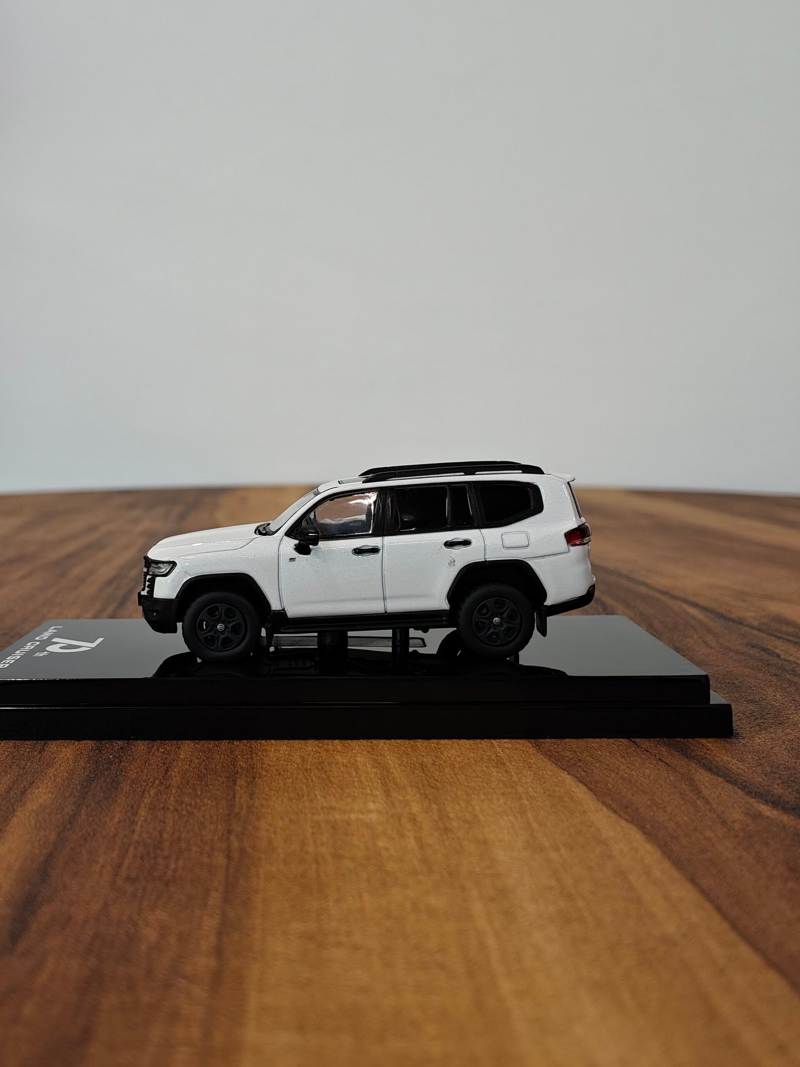 Hobby Japan 70th Toyota Land Cruiser 1:64 White - Image 3