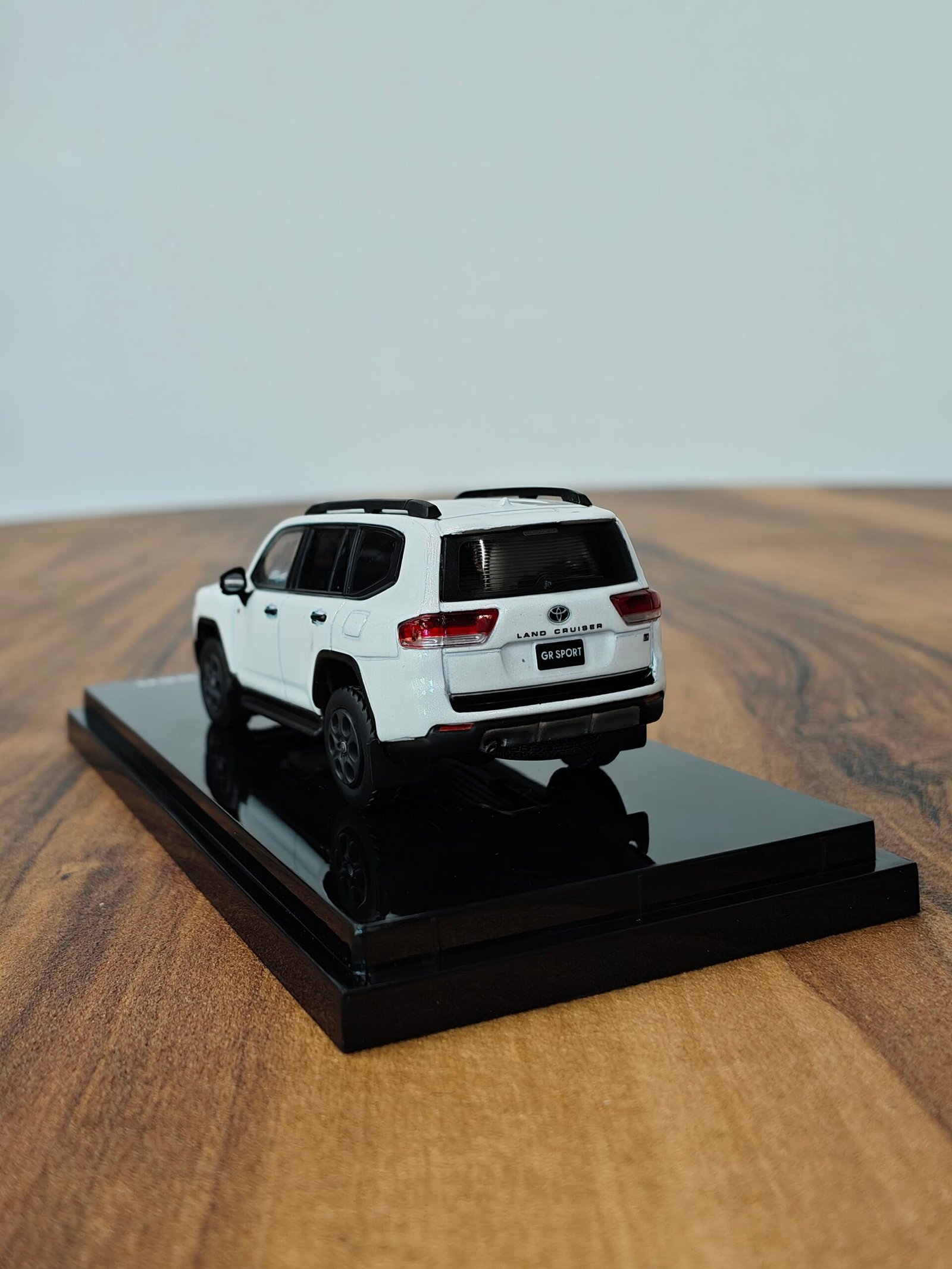 Hobby Japan 70th Toyota Land Cruiser 1:64 White - Image 4