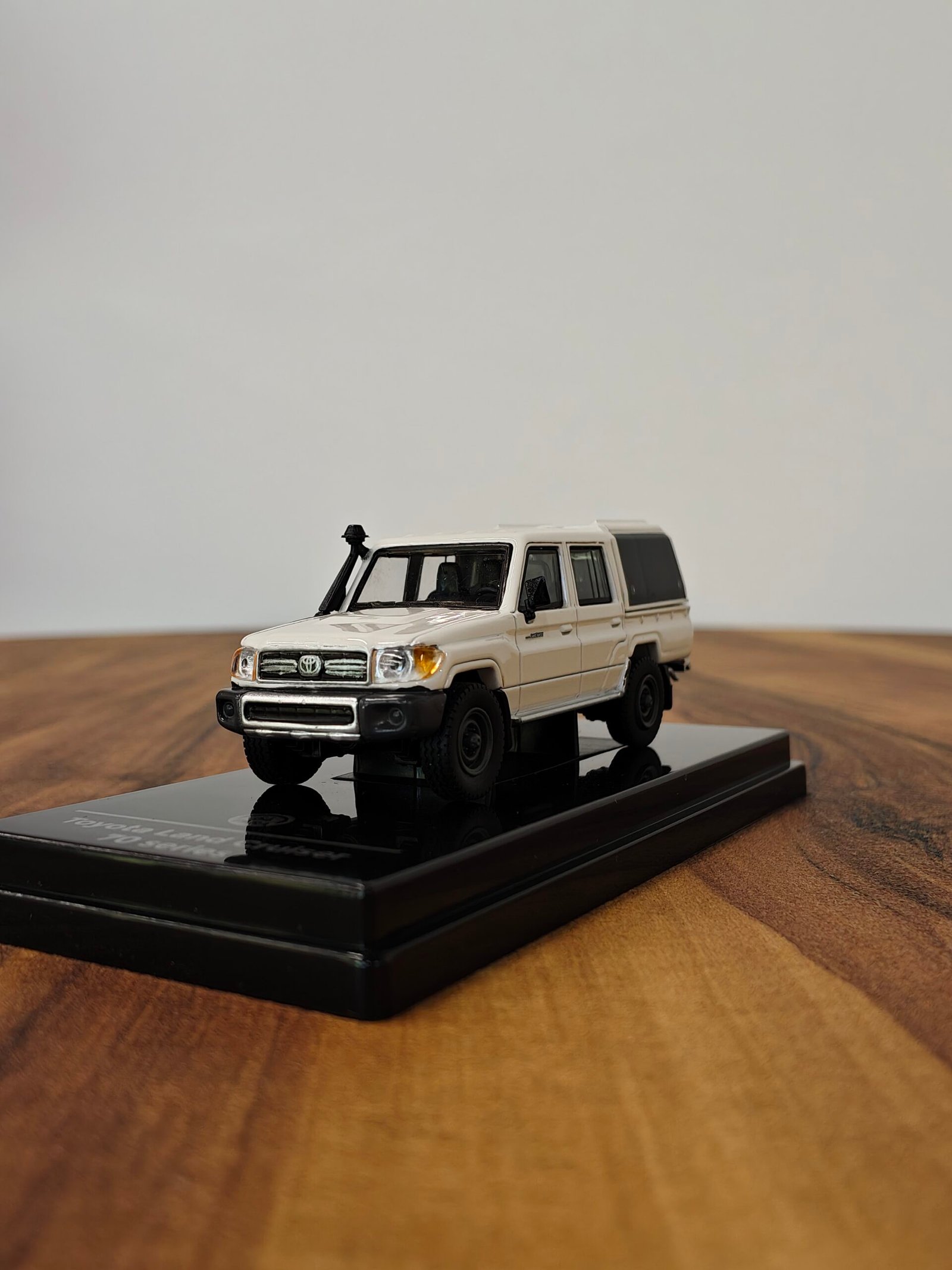 Toyota Land Cruiser  Lc79 French Vanilla With Canopy (White) 1:64