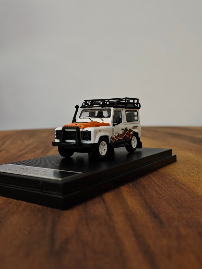Land Rover Defender 90 white 1:64