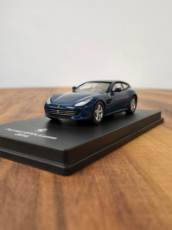 Ferrari GTC4 Lusso 1:64 Blue