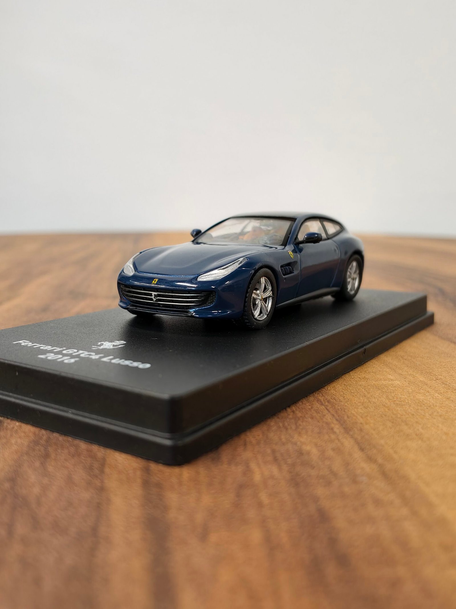 Ferrari GTC4 Lusso 1:64 Blue