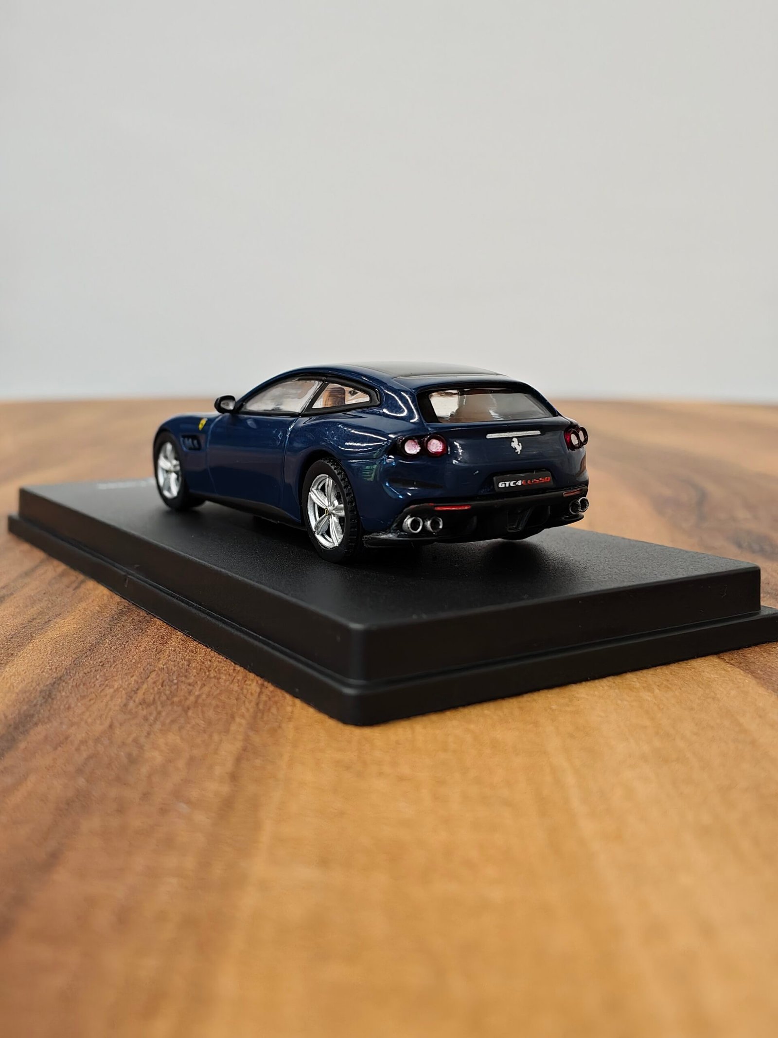 Ferrari GTC4 Lusso 1:64 Blue - Image 4