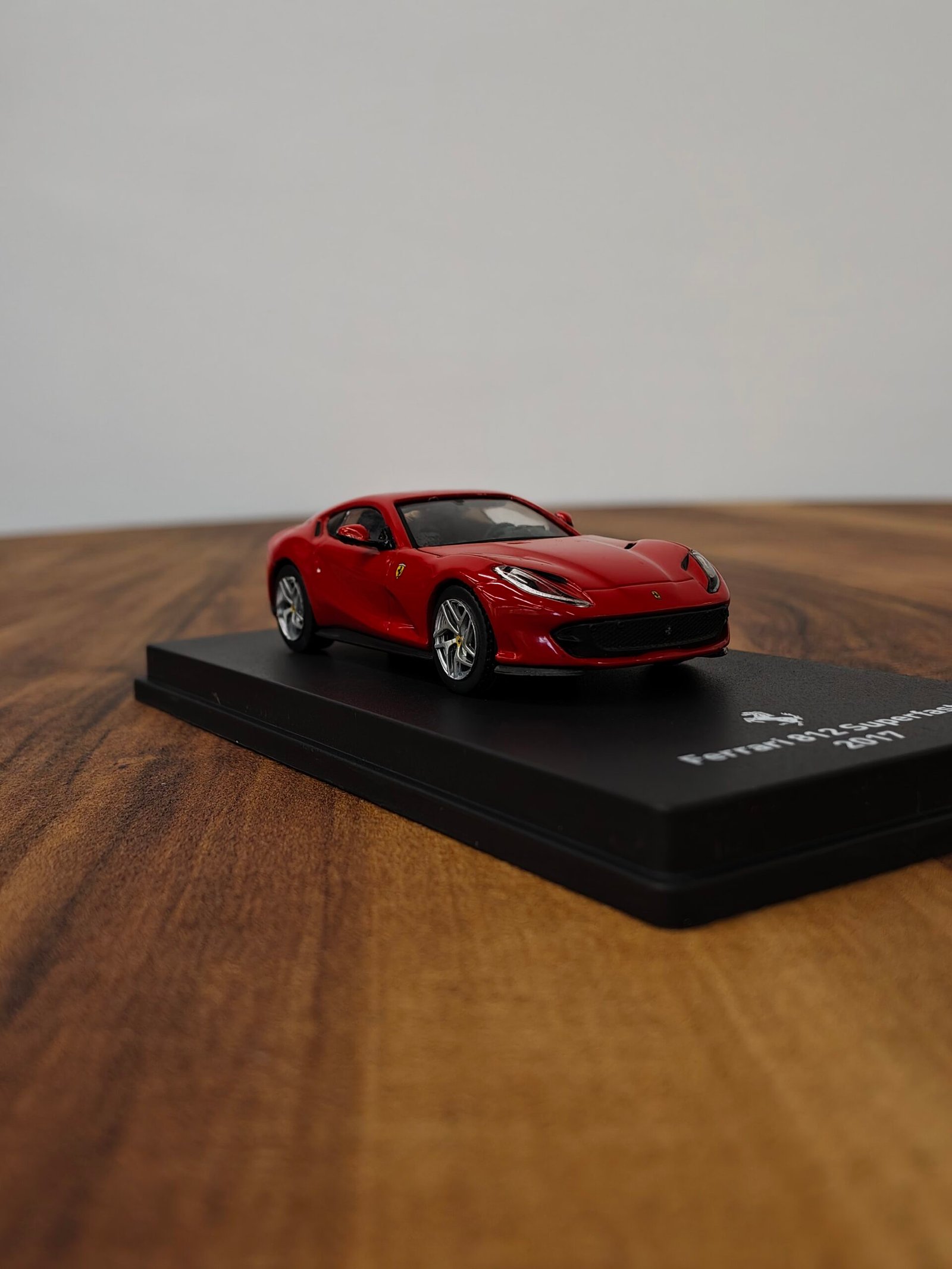 Ferrari 812 Superfast 1:64 Red - Image 2