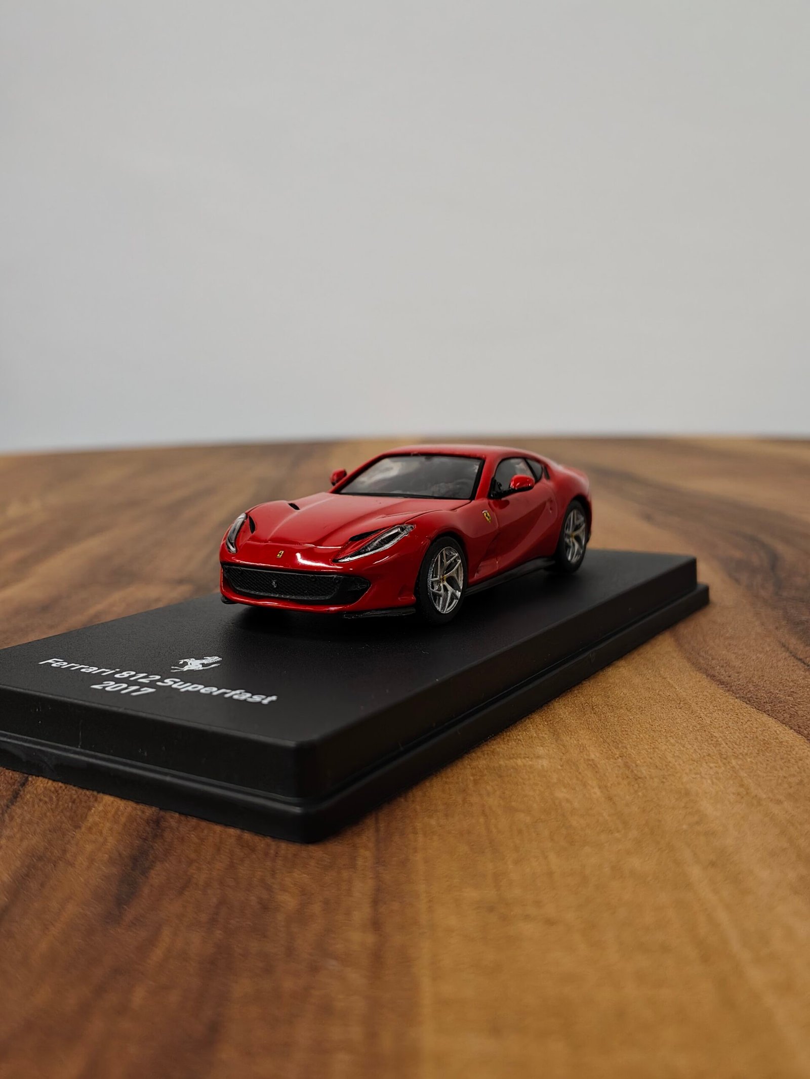 Ferrari 812 Superfast 1:64 Red
