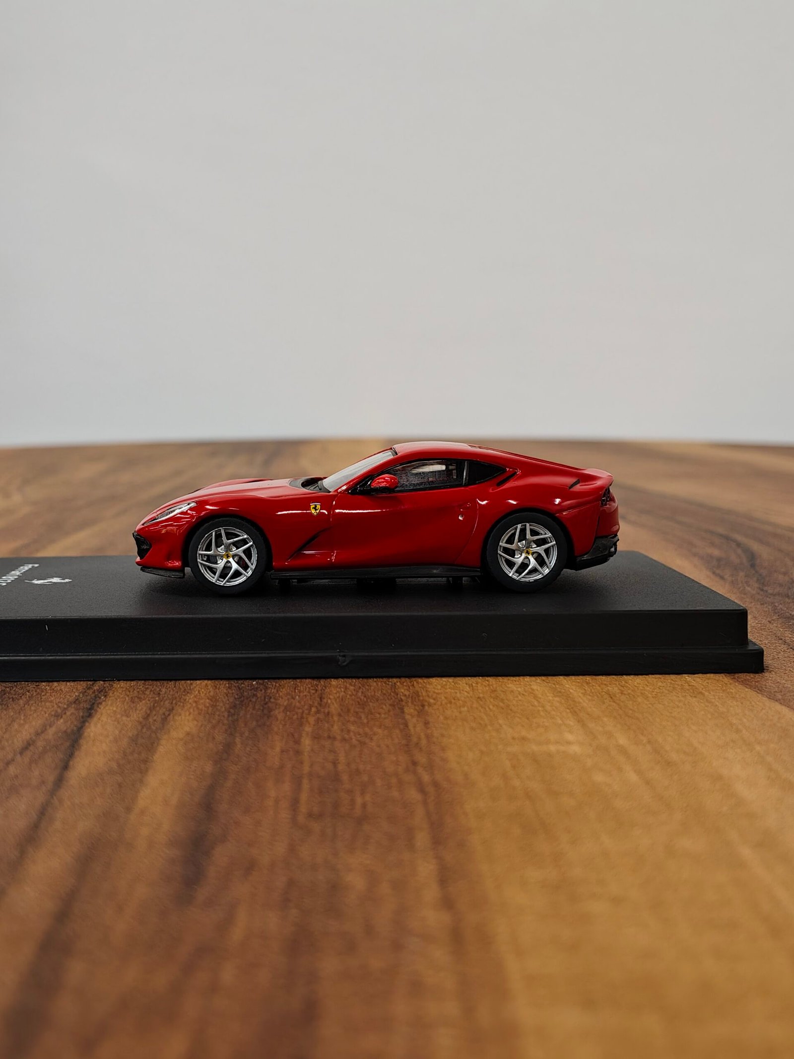 Ferrari 812 Superfast 1:64 Red - Image 3