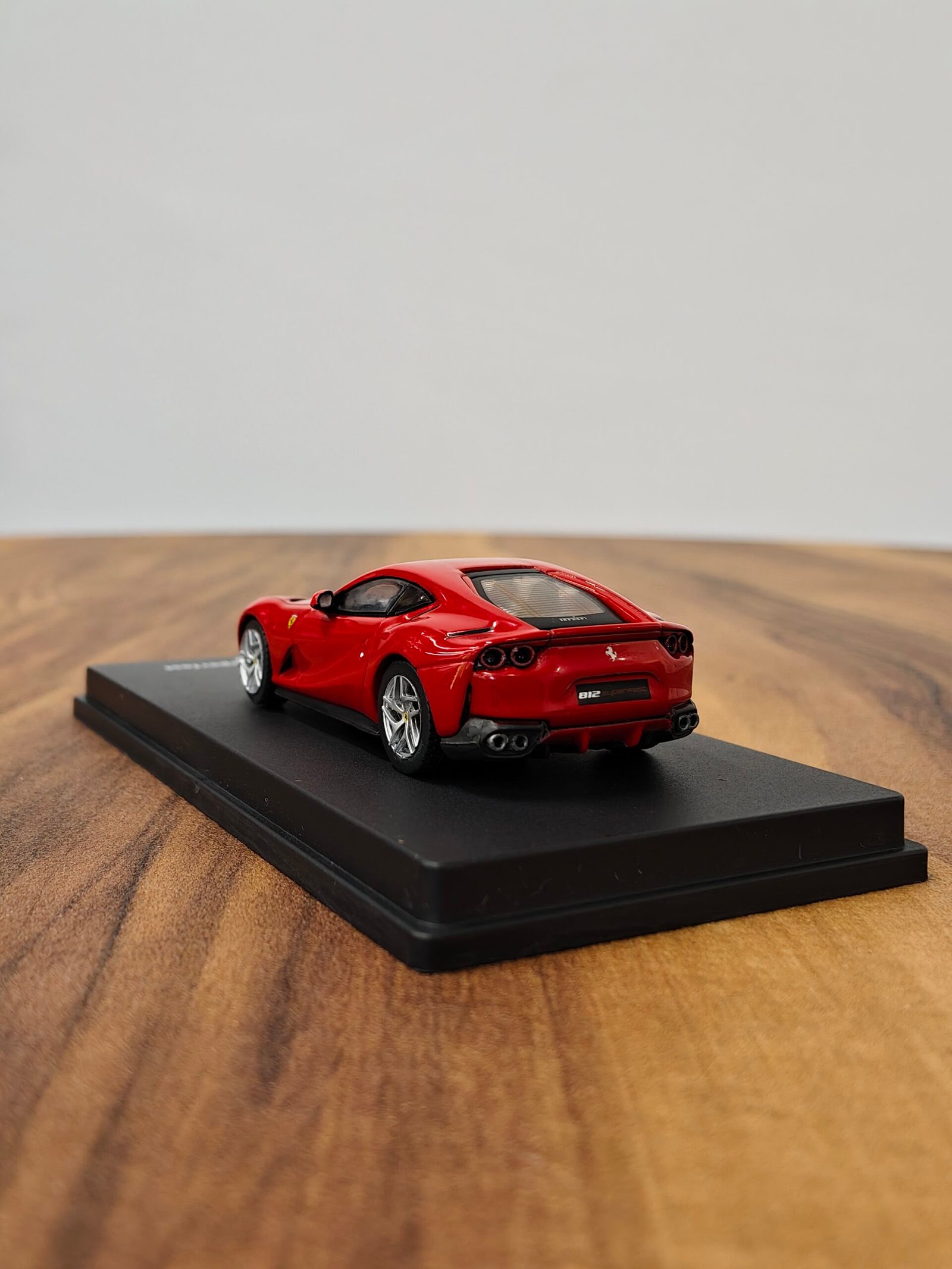 Ferrari 812 Superfast 1:64 Red - Image 4