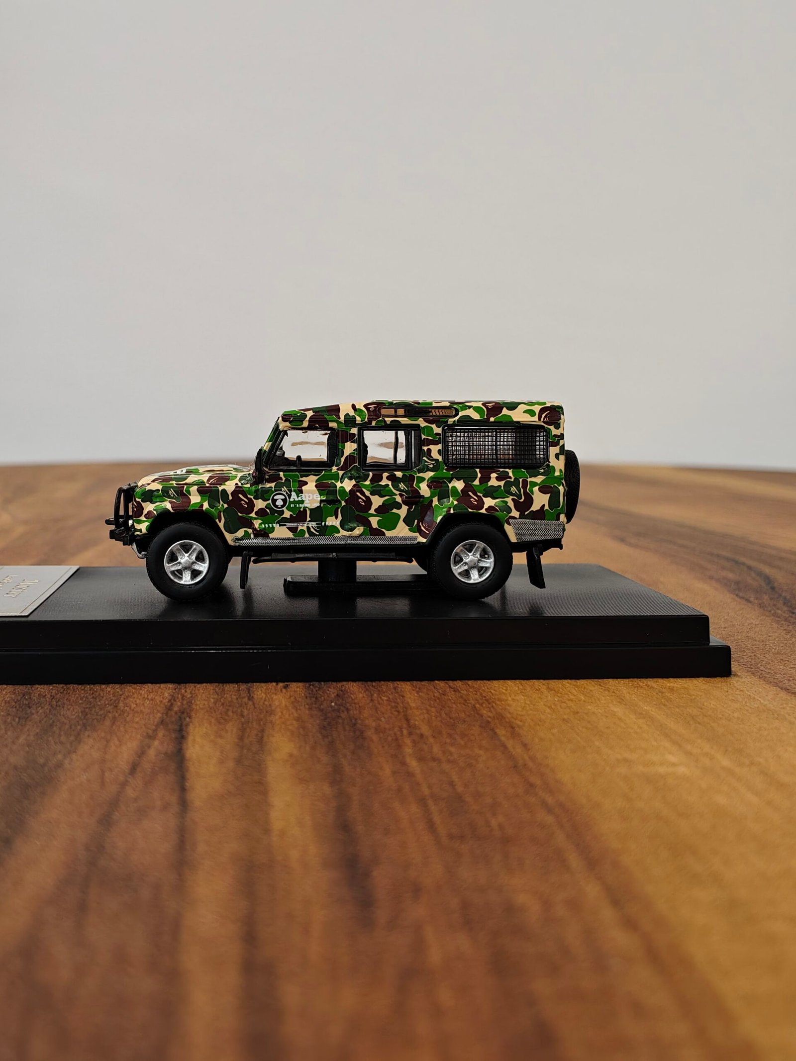 Land Rover Defender 110 Green 1:64 - Image 3