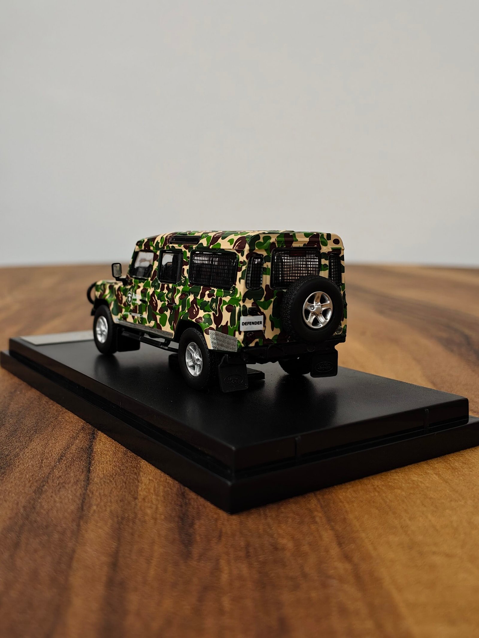 Land Rover Defender 110 Green 1:64 - Image 4