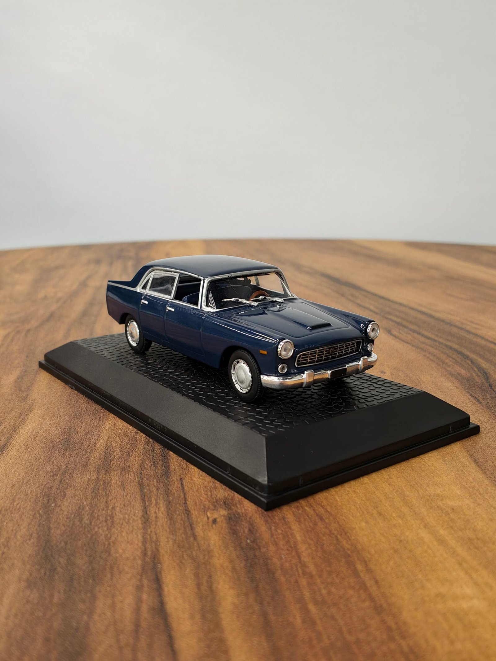 Lancia Flaminia (Dark Blue) 1:43 - Image 2