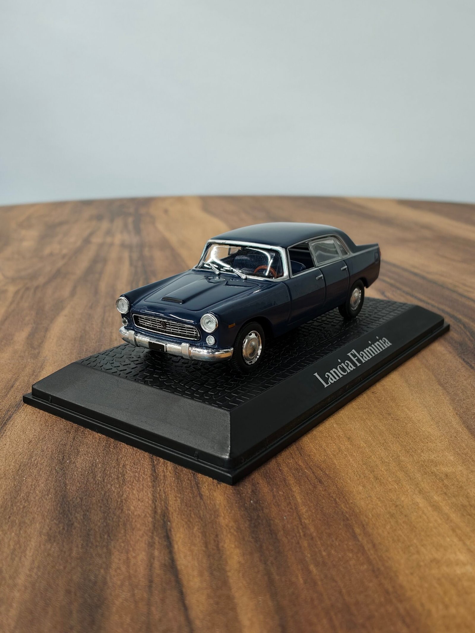 Lancia Flaminia (Dark Blue) 1:43