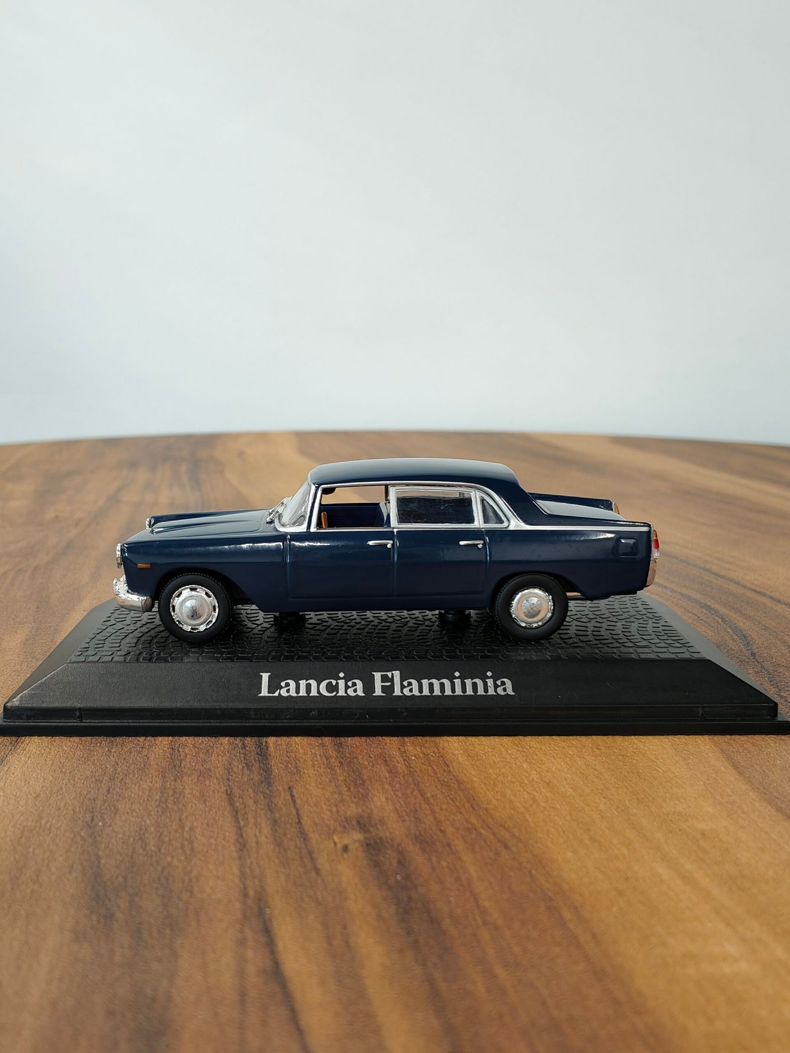 Lancia Flaminia (Dark Blue) 1:43 - Image 3