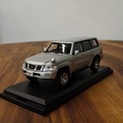 Nissan Safari 2005 ( Silver ) 1:43