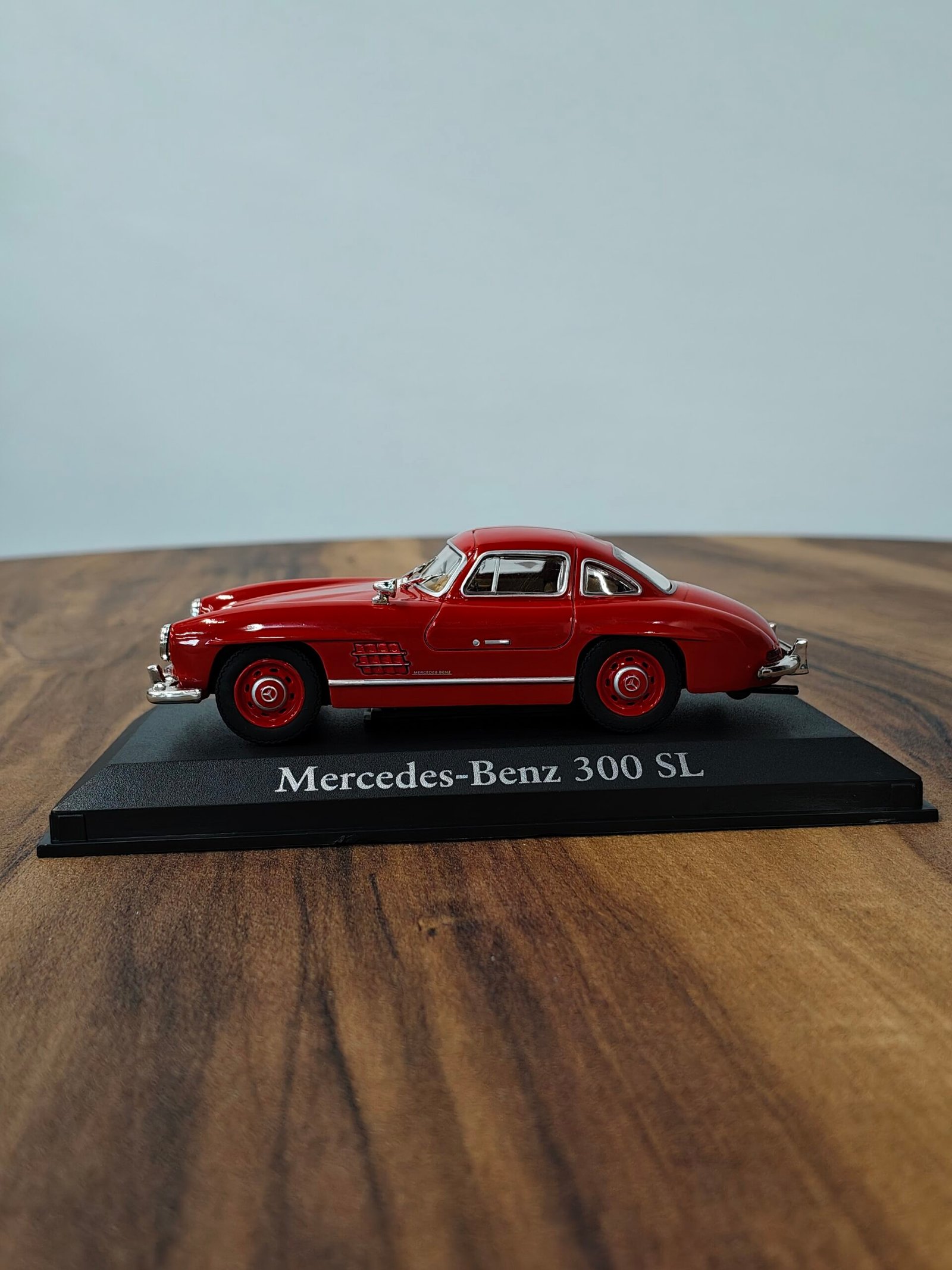 Mercedes Benz 300 sl 1:43 Red - Image 3