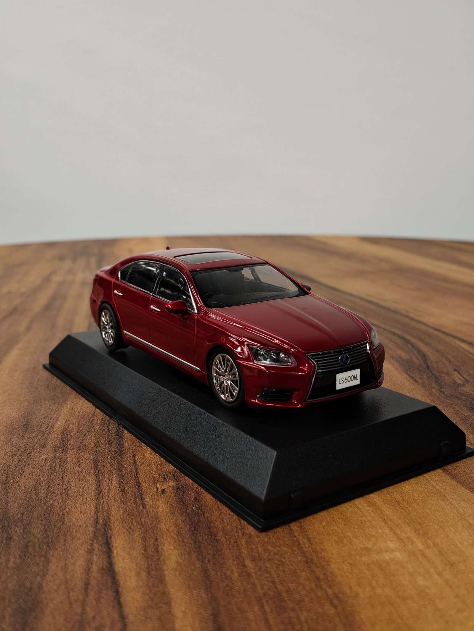 Lexus LS 600 hL 2010 Red Mica 1:43 - Image 2
