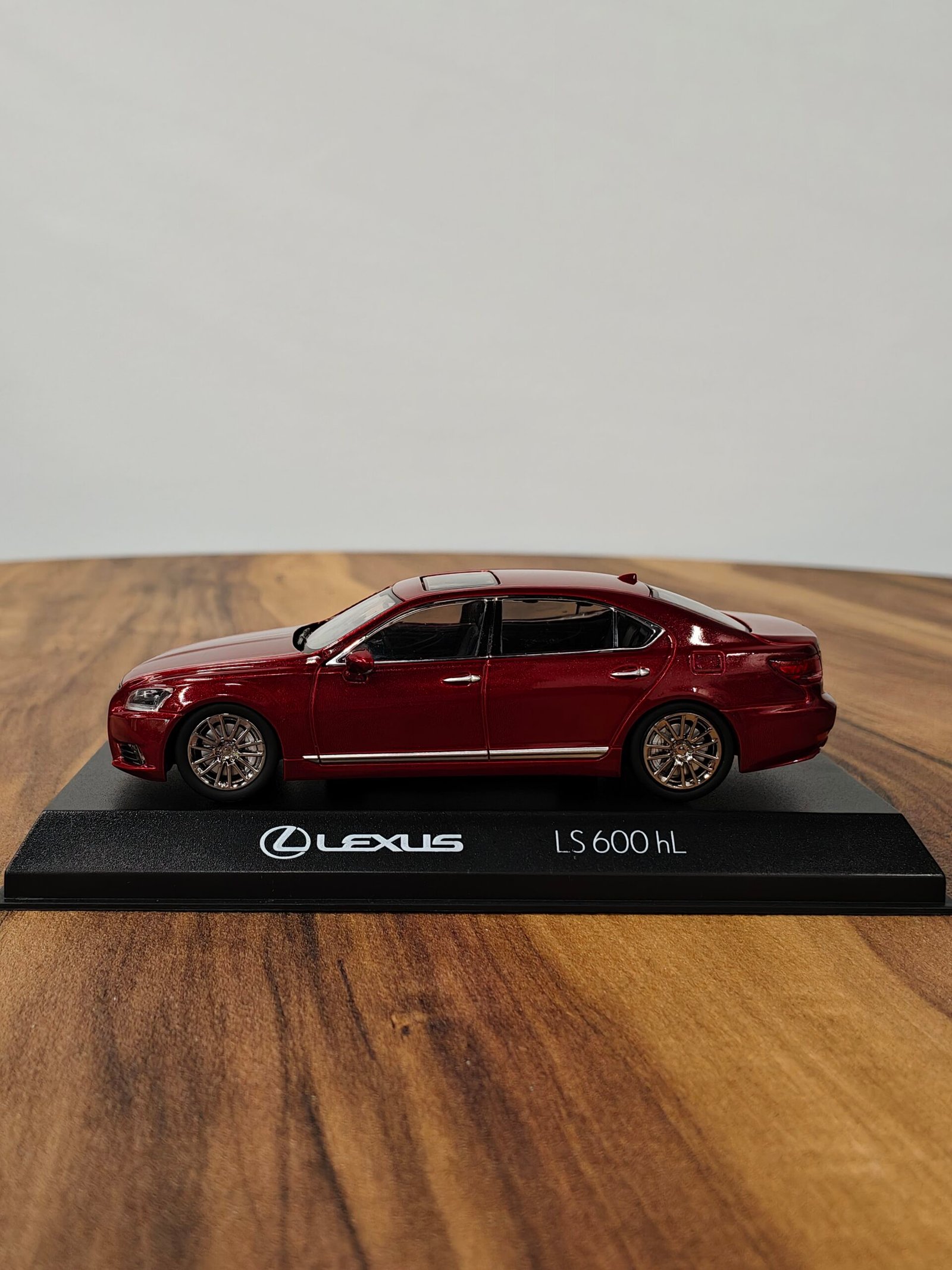 Lexus LS 600 hL 2010 Red Mica 1:43 - Image 3