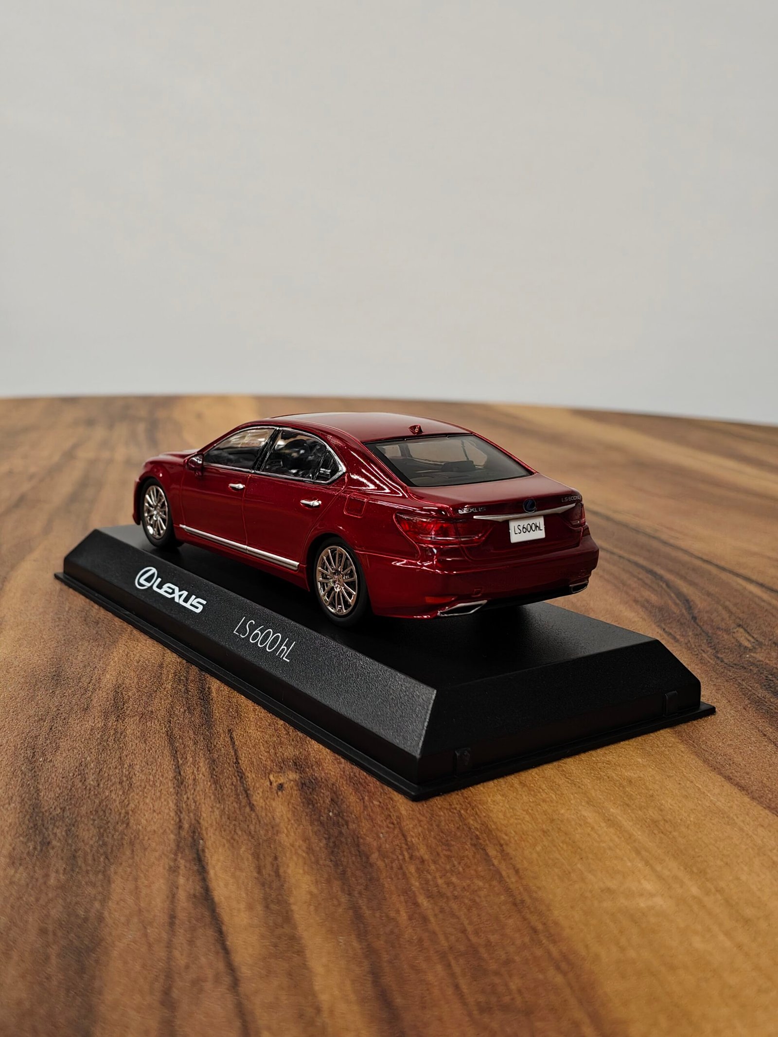 Lexus LS 600 hL 2010 Red Mica 1:43 - Image 4