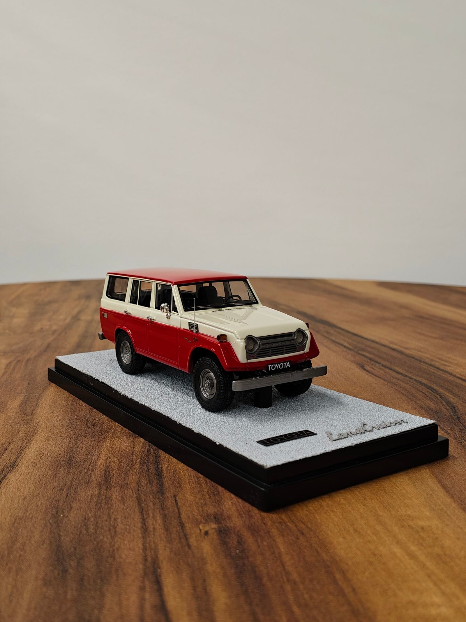 Toyota Land Cruiser FJ55 (Red/Cream) 1:43 - Image 2