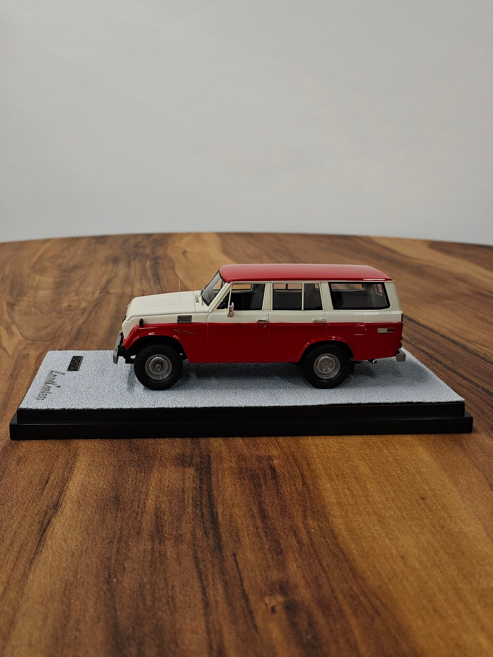 Toyota Land Cruiser FJ55 (Red/Cream) 1:43 - Image 3