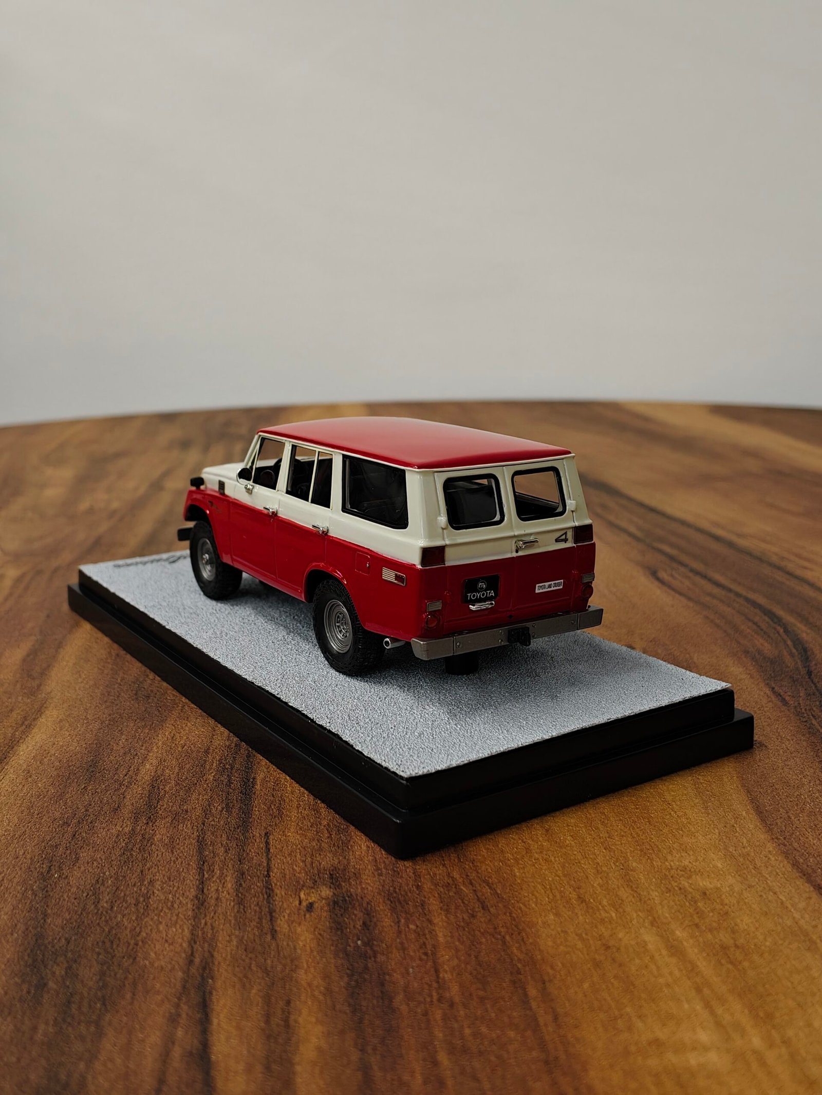 Toyota Land Cruiser FJ55 (Red/Cream) 1:43 - Image 4