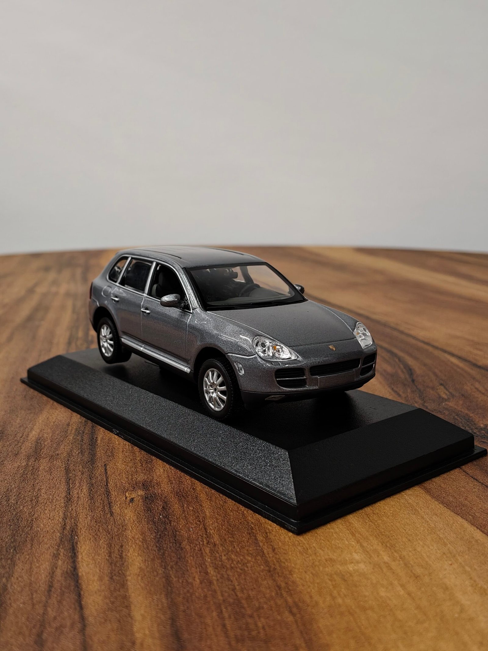 Porsche Cayenne V6 2003 Gray 1:43 - Image 2