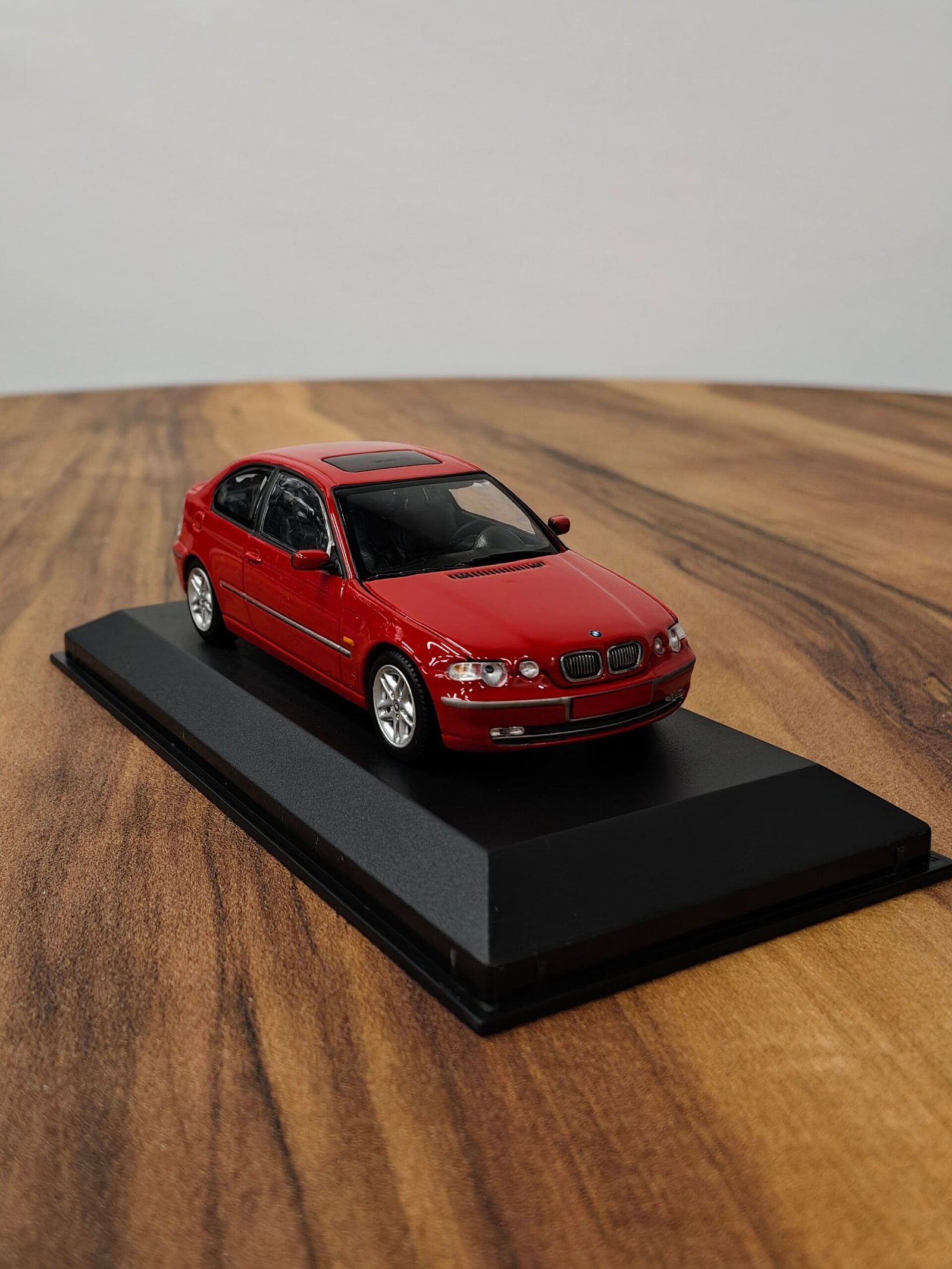 2000 BMW 325ti 1:43 - Image 2