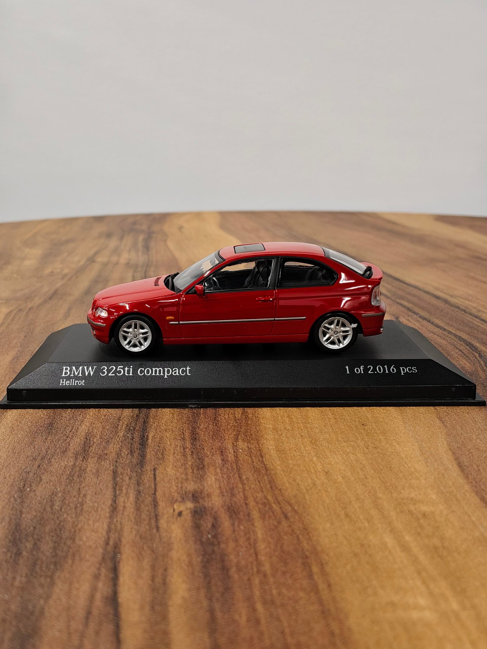 2000 BMW 325ti 1:43 - Image 3